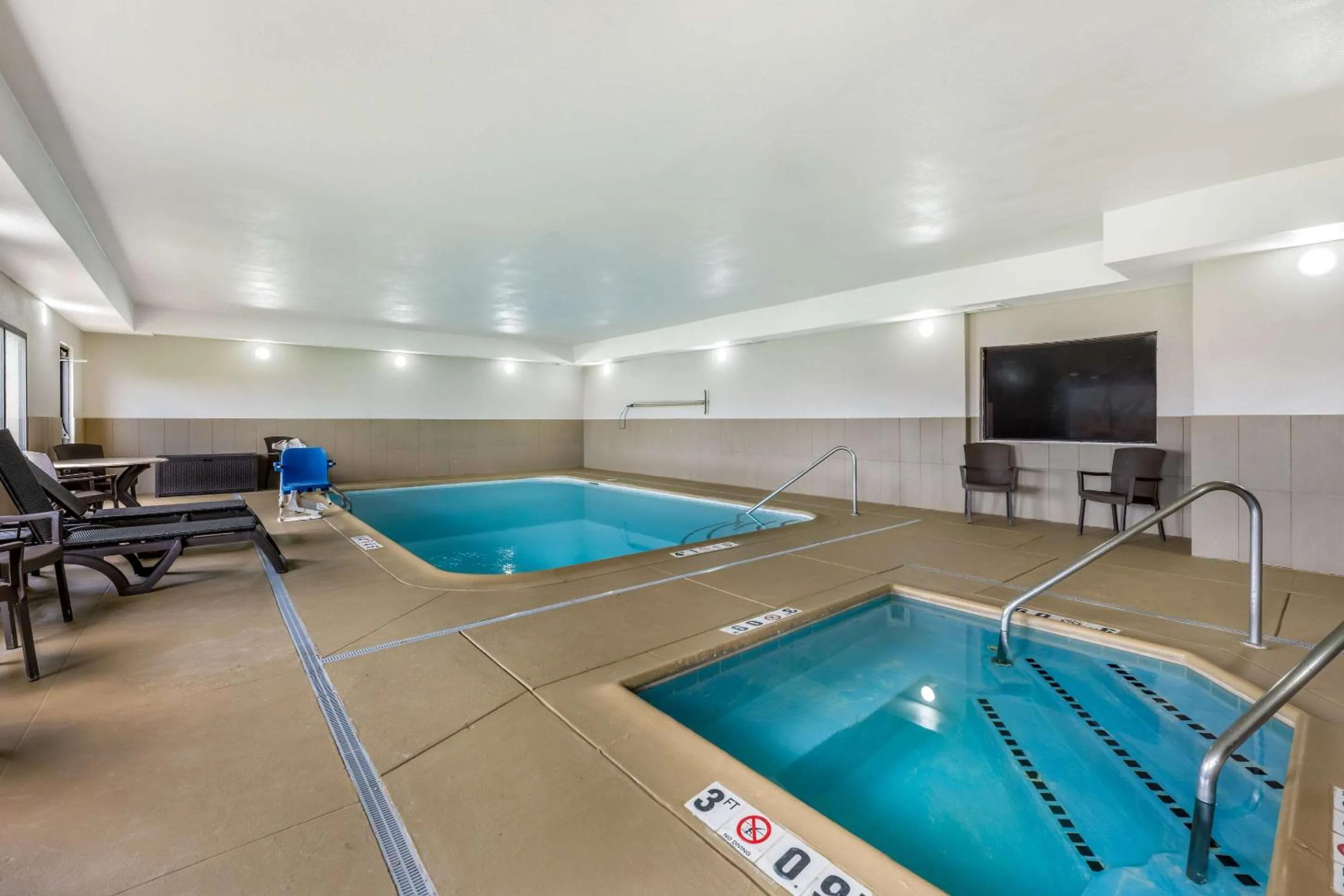Swimming pool in Comfort Suites Omaha East-Council Bluffs