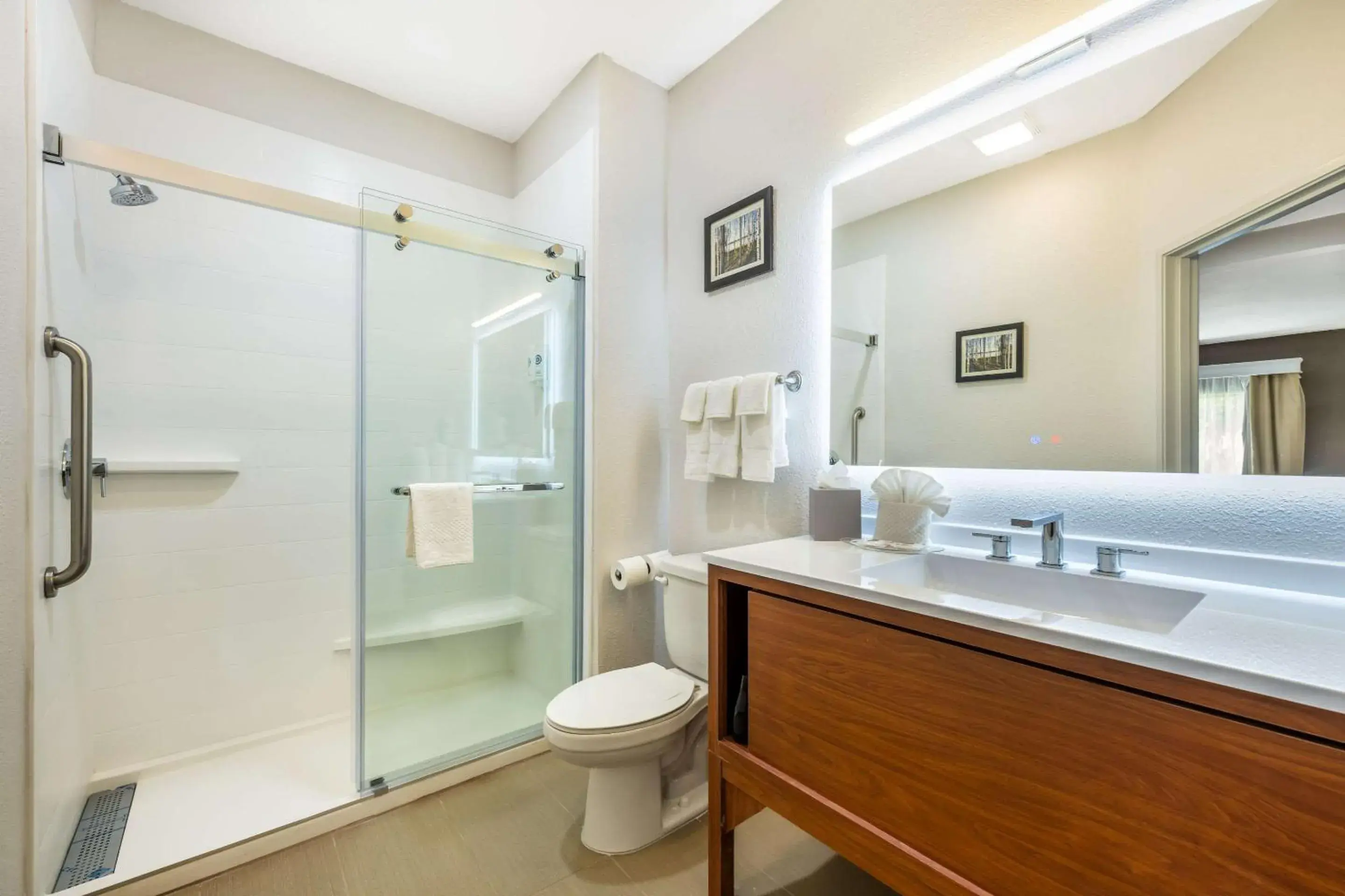 Bedroom in Comfort Suites Omaha East-Council Bluffs Bedroom in Comfort Suites Omaha East-Council Bluffs