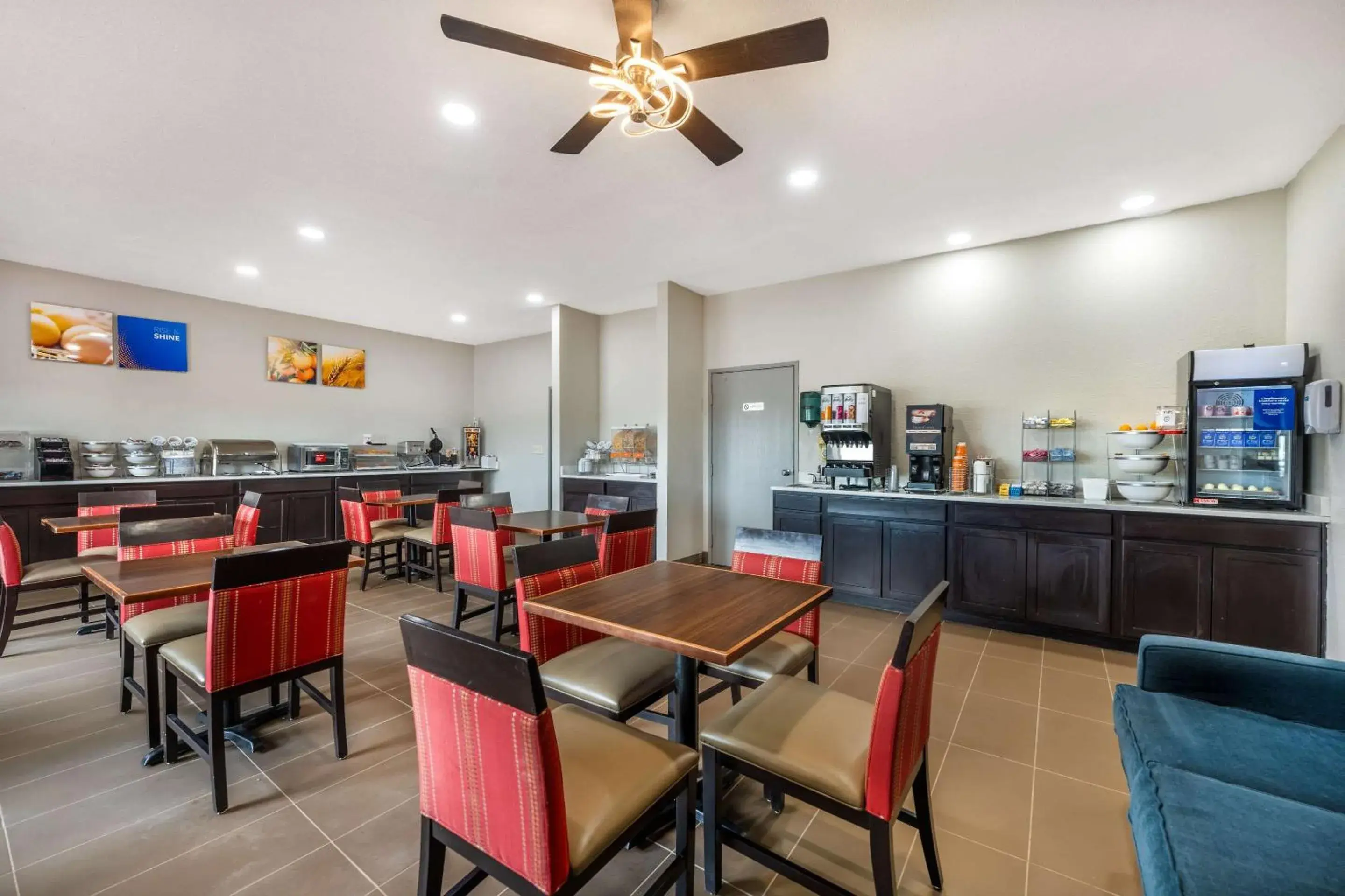 Breakfast in Comfort Suites Omaha East-Council Bluffs Breakfast in Comfort Suites Omaha East-Council Bluffs