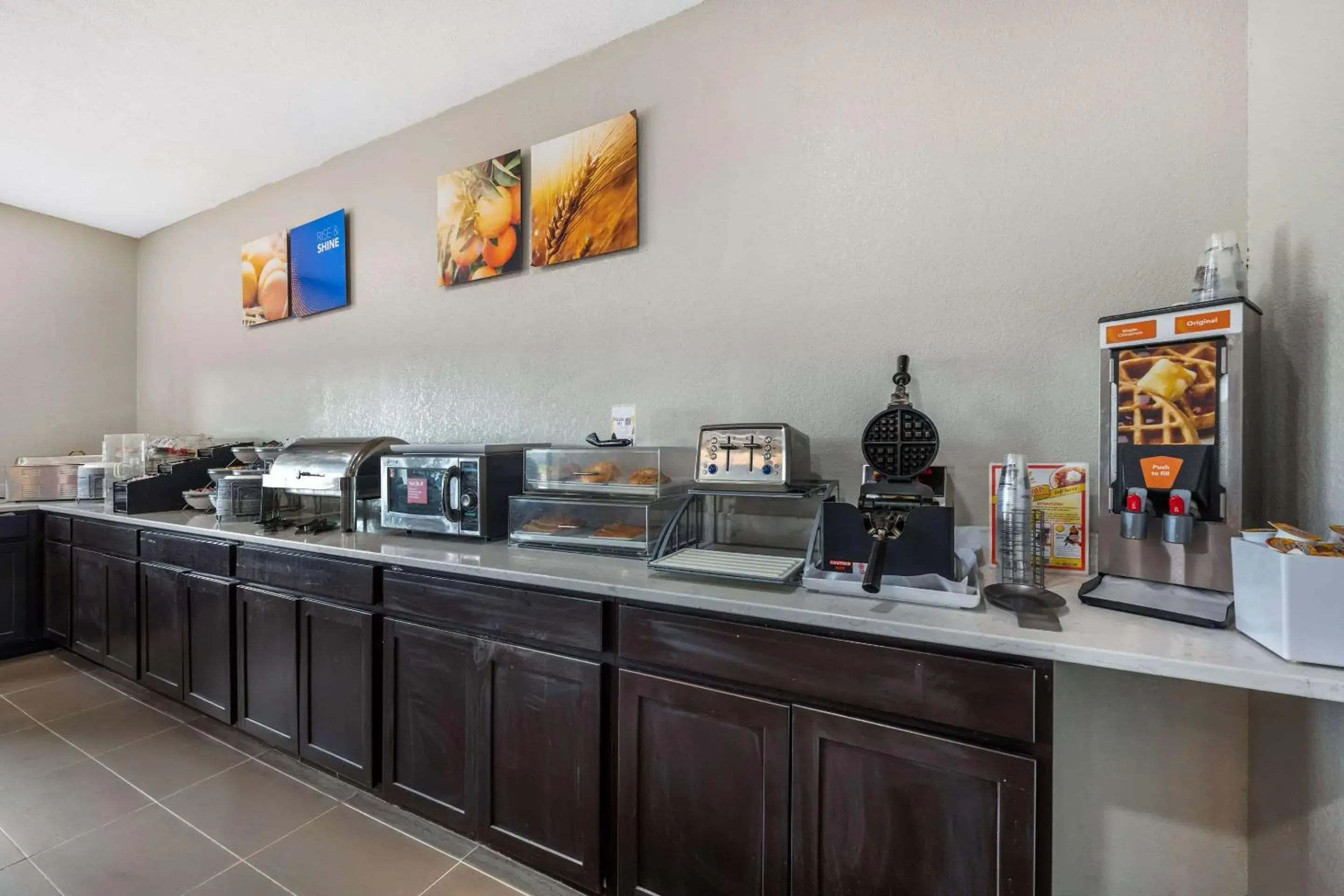 Breakfast in Comfort Suites Omaha East-Council Bluffs Breakfast in Comfort Suites Omaha East-Council Bluffs