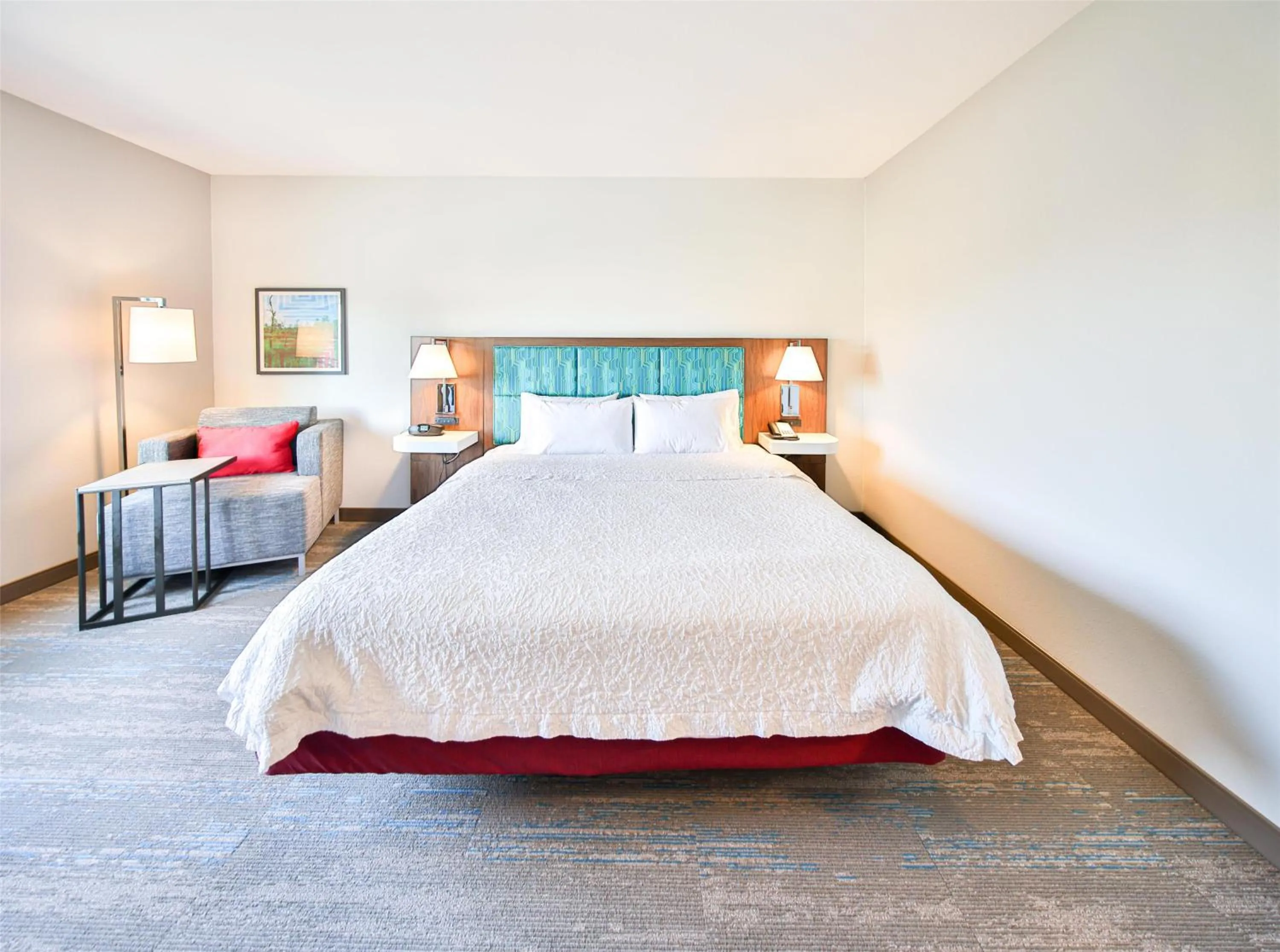 Bed in Hampton Inn & Suites by Hilton Seattle/Kent