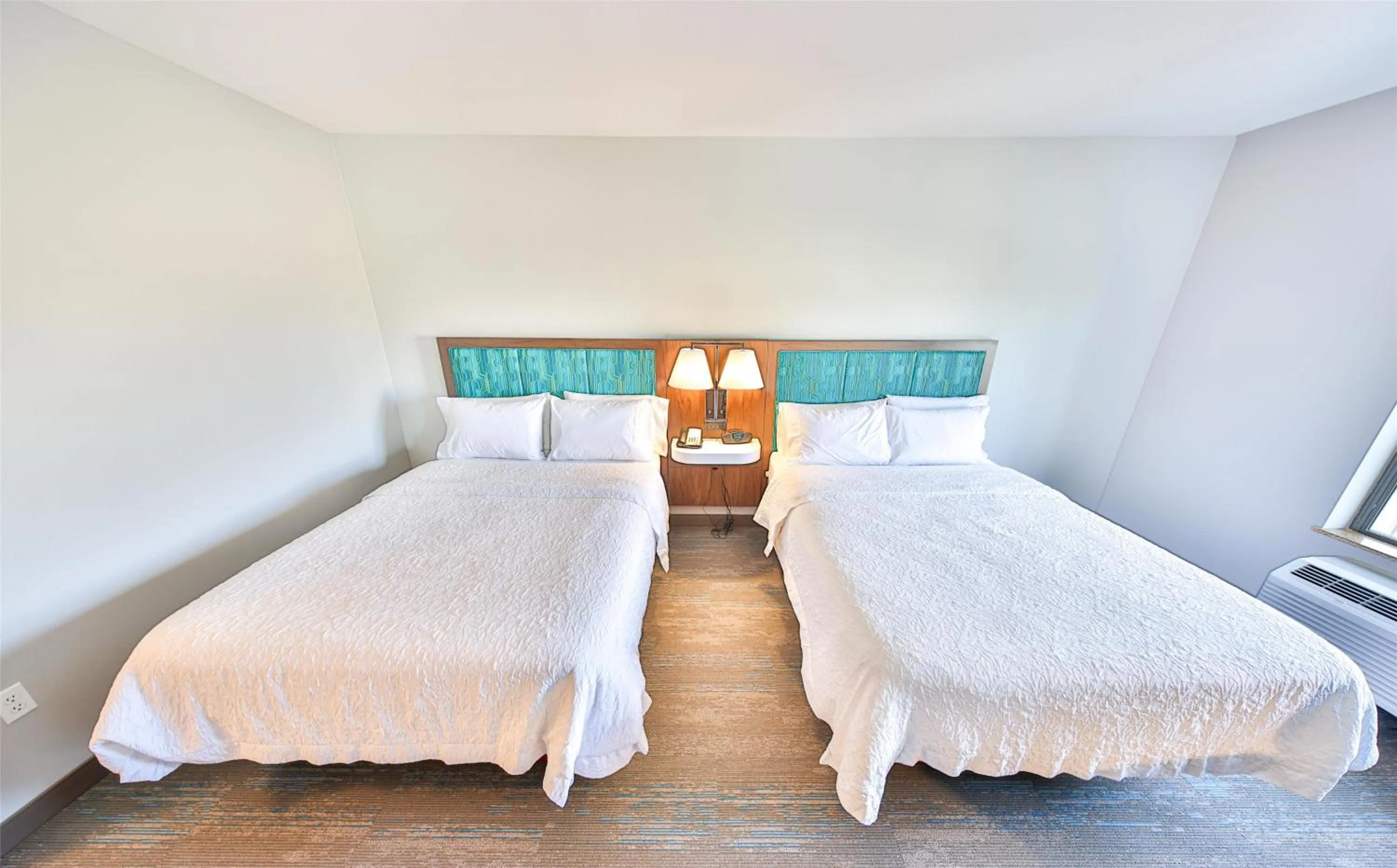 Bed in Hampton Inn & Suites by Hilton Seattle/Kent