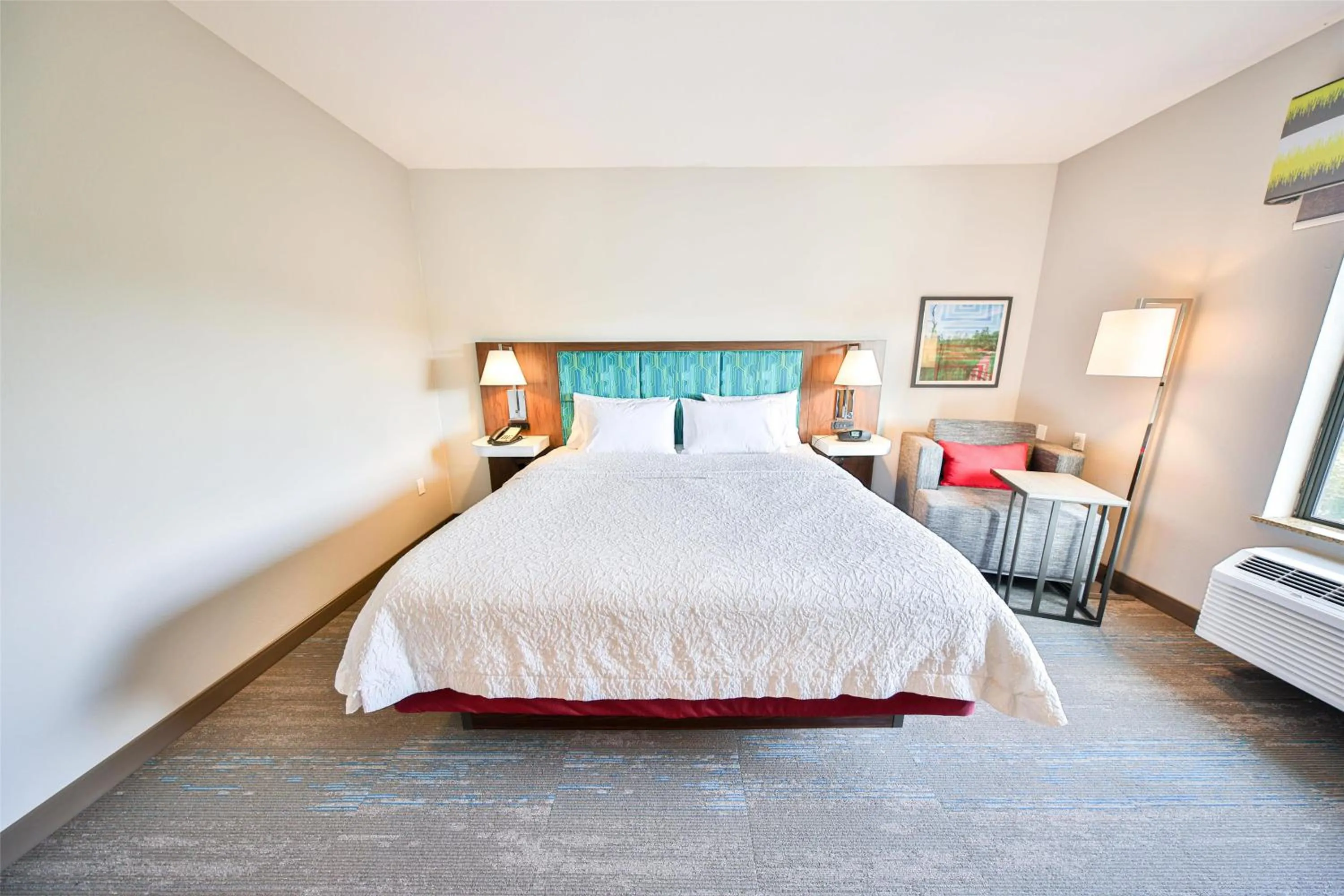 Bed in Hampton Inn & Suites by Hilton Seattle/Kent