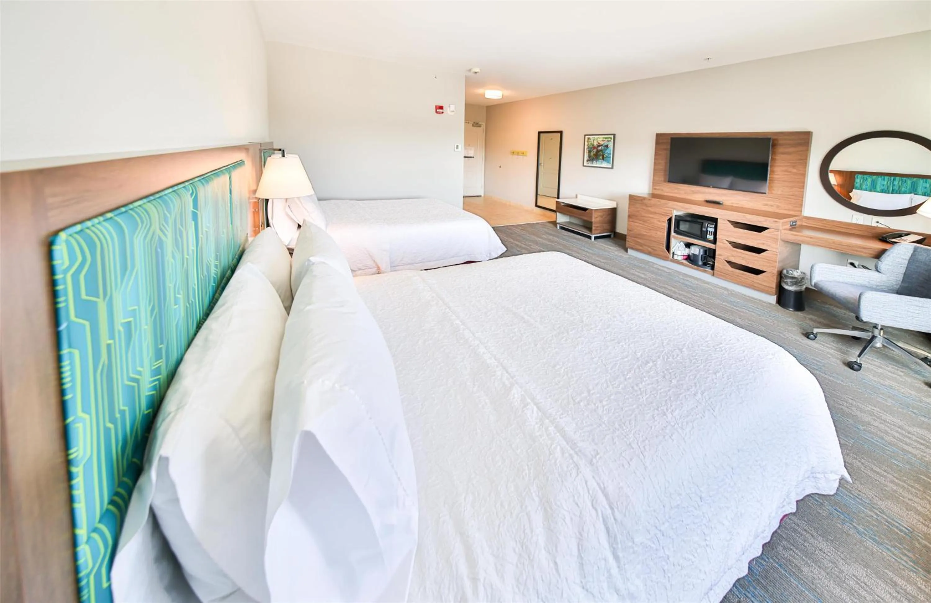 Bed in Hampton Inn & Suites by Hilton Seattle/Kent