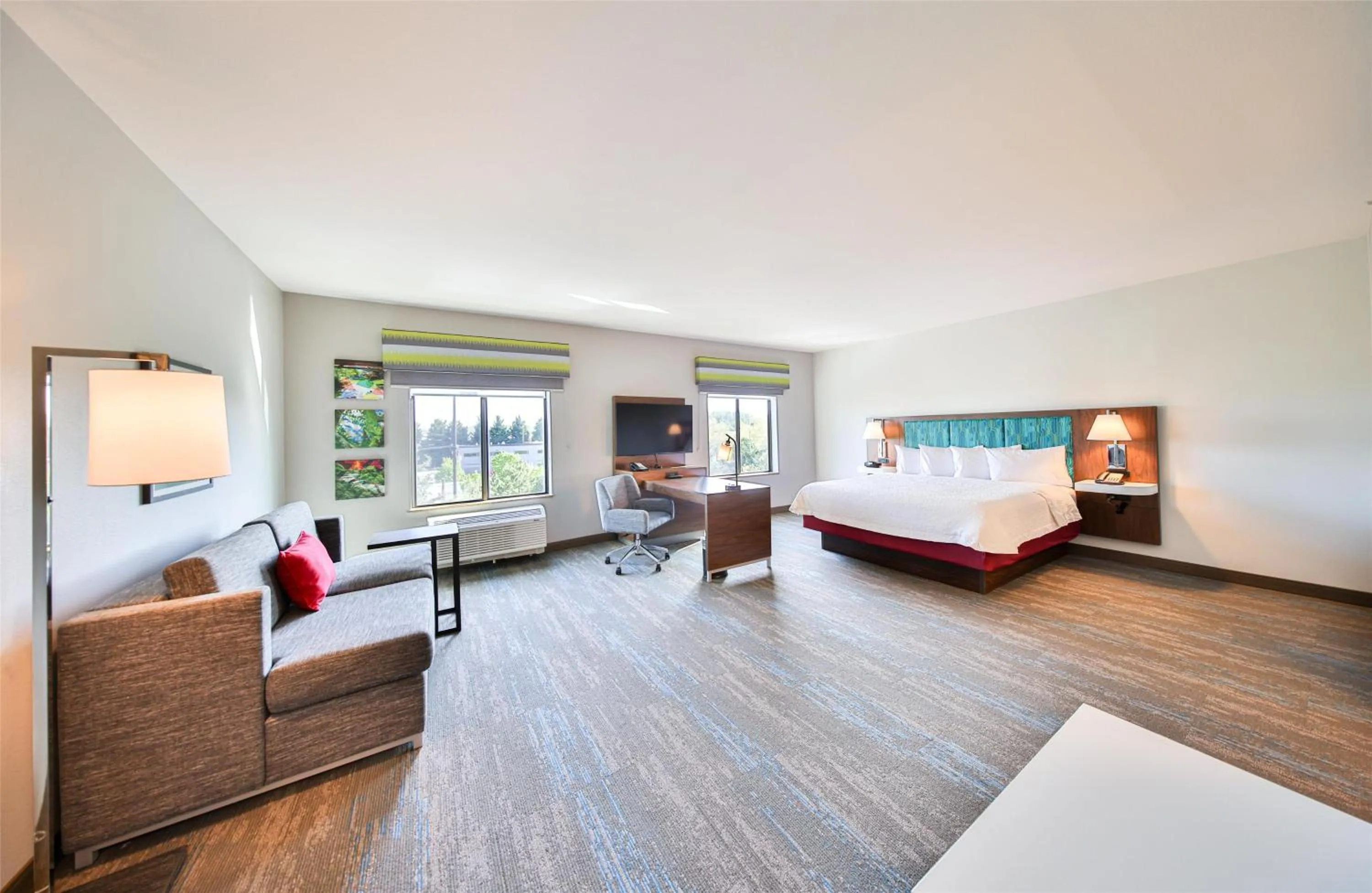 Living room, Bed in Hampton Inn & Suites by Hilton Seattle/Kent