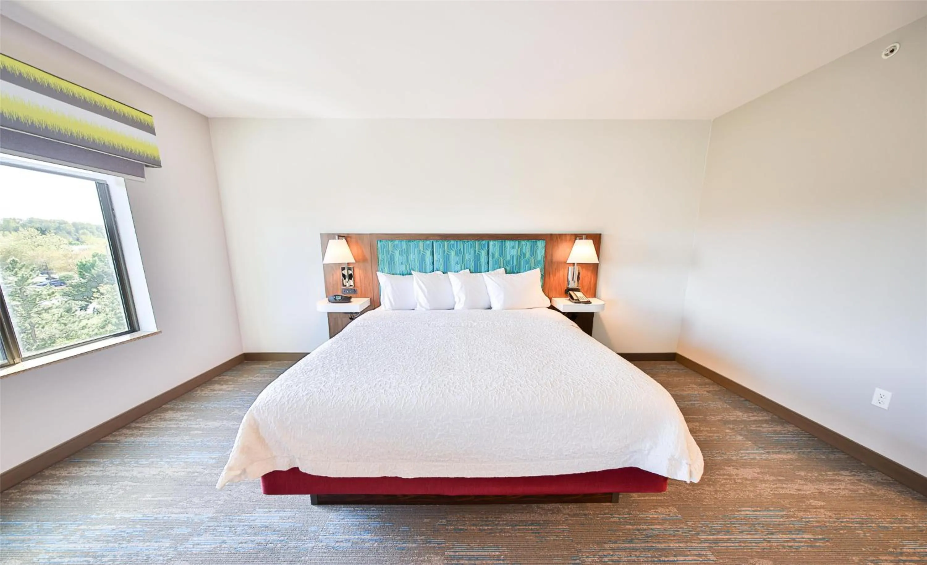 Bed in Hampton Inn & Suites by Hilton Seattle/Kent