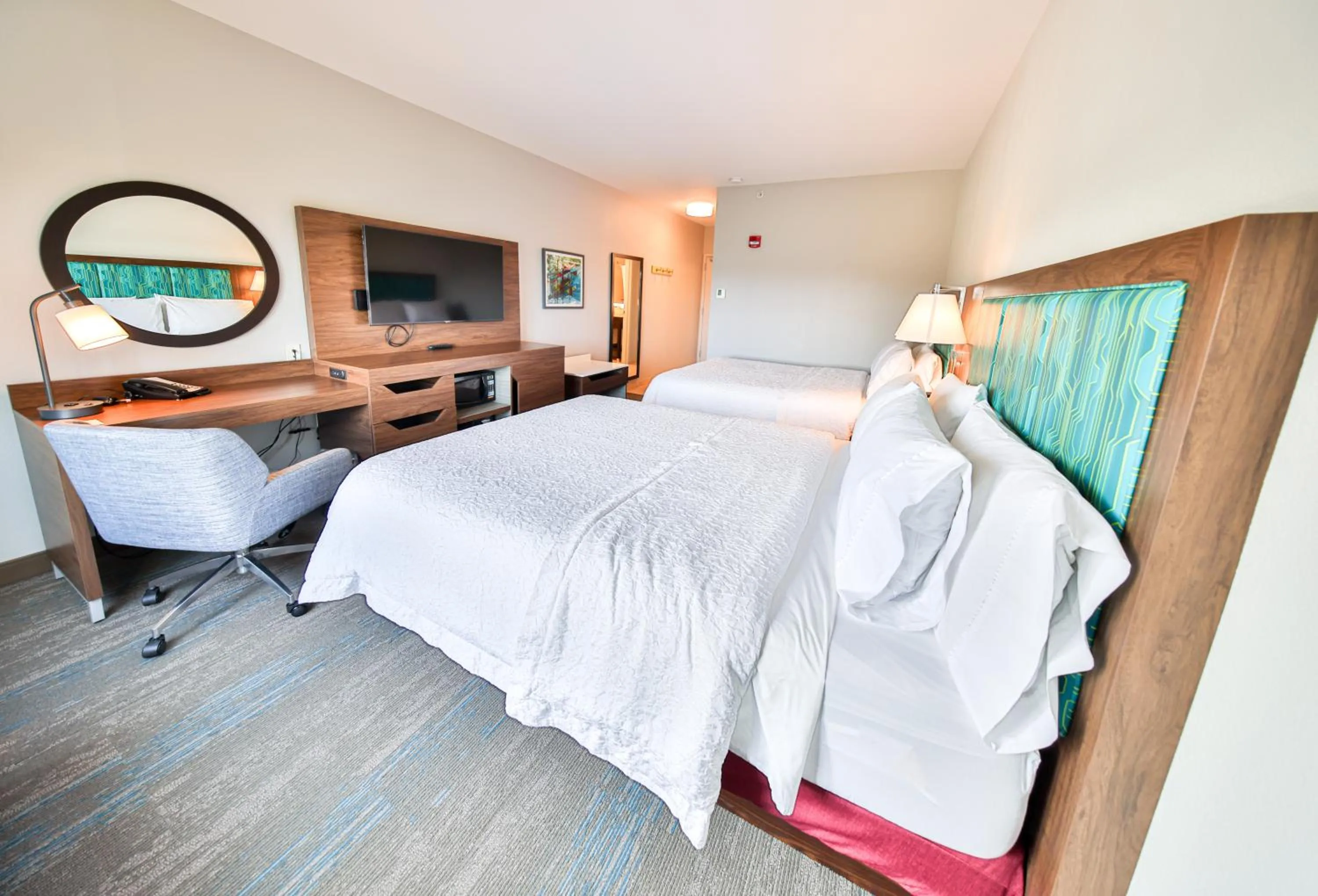 Bed in Hampton Inn & Suites by Hilton Seattle/Kent
