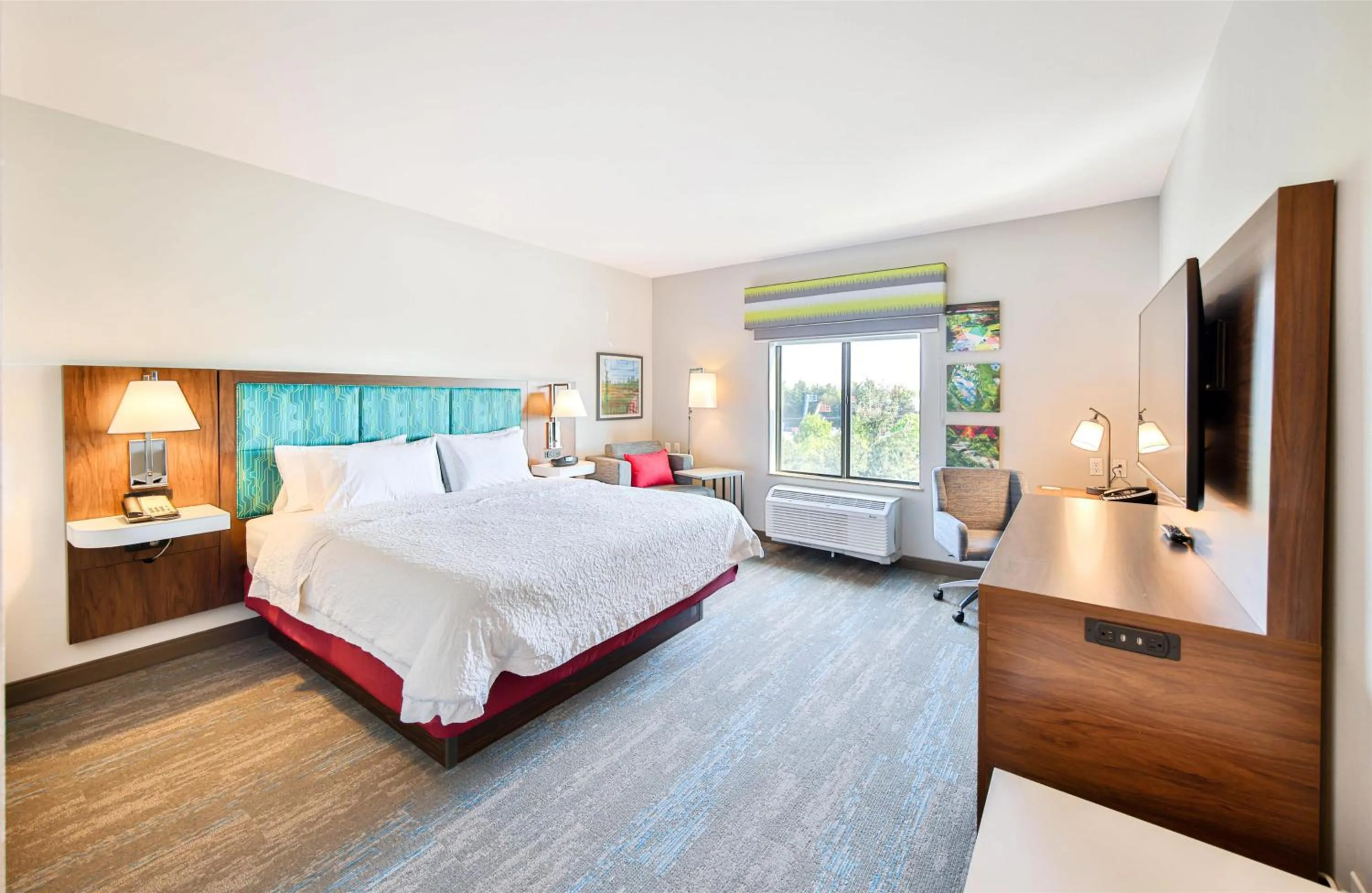 Bed in Hampton Inn & Suites by Hilton Seattle/Kent