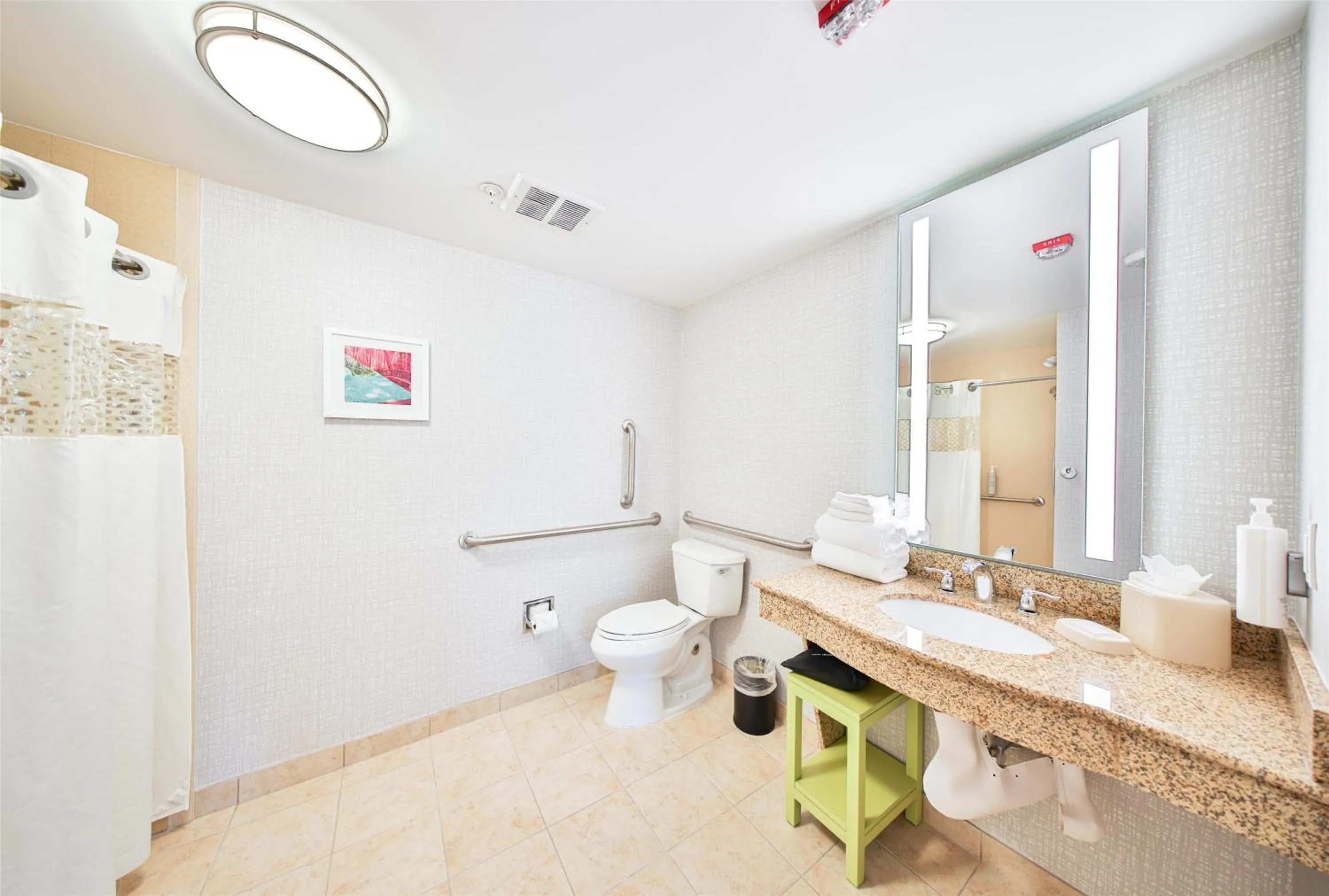 Bathroom in Hampton Inn & Suites by Hilton Seattle/Kent