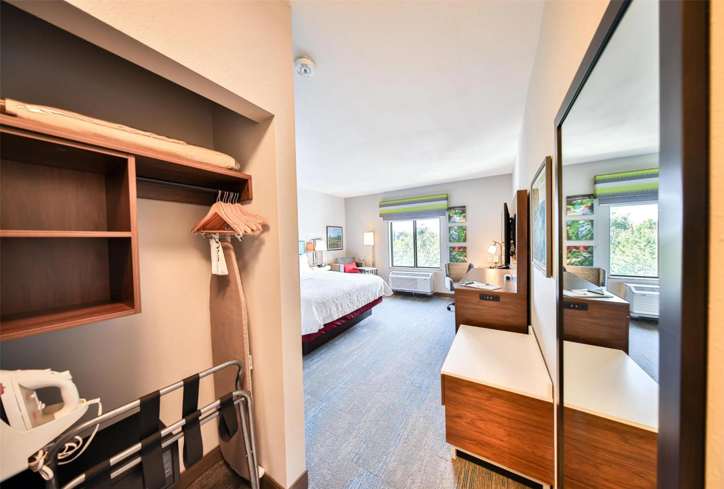 Bed in Hampton Inn & Suites by Hilton Seattle/Kent