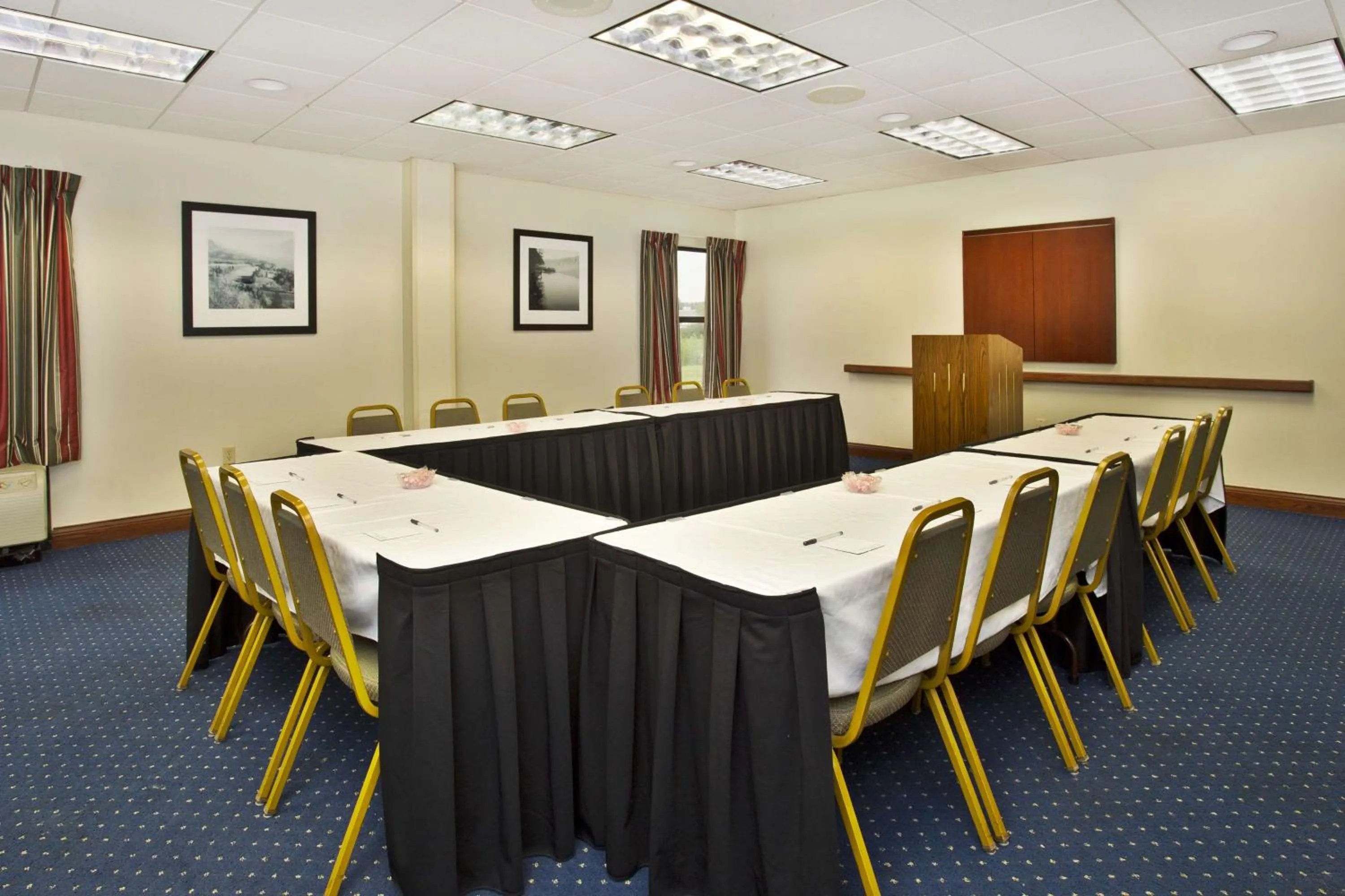 Meeting/conference room in Baymont by Wyndham Boston Heights/Hudson