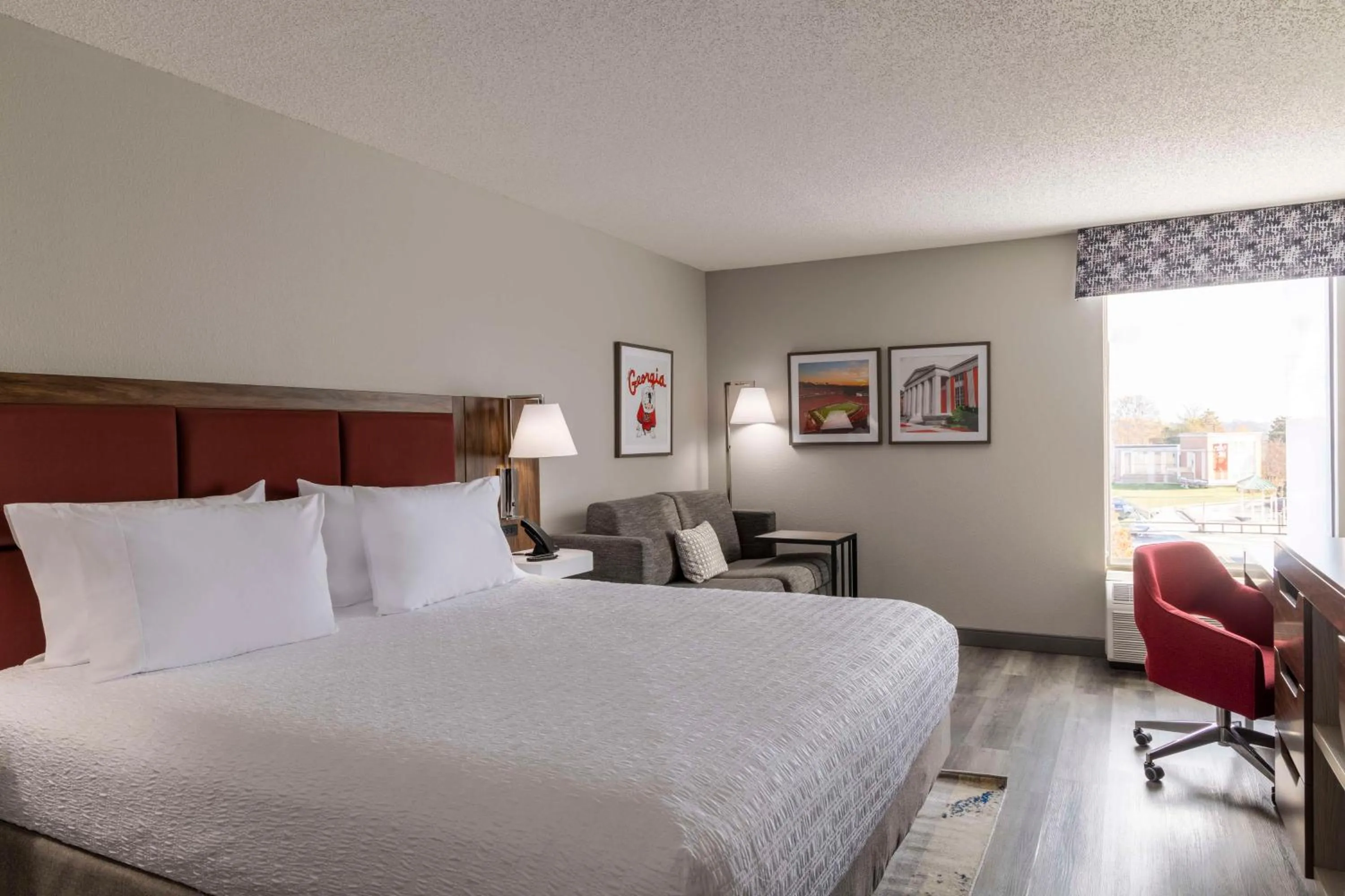 Living room, Bed in Hampton Inn Athens