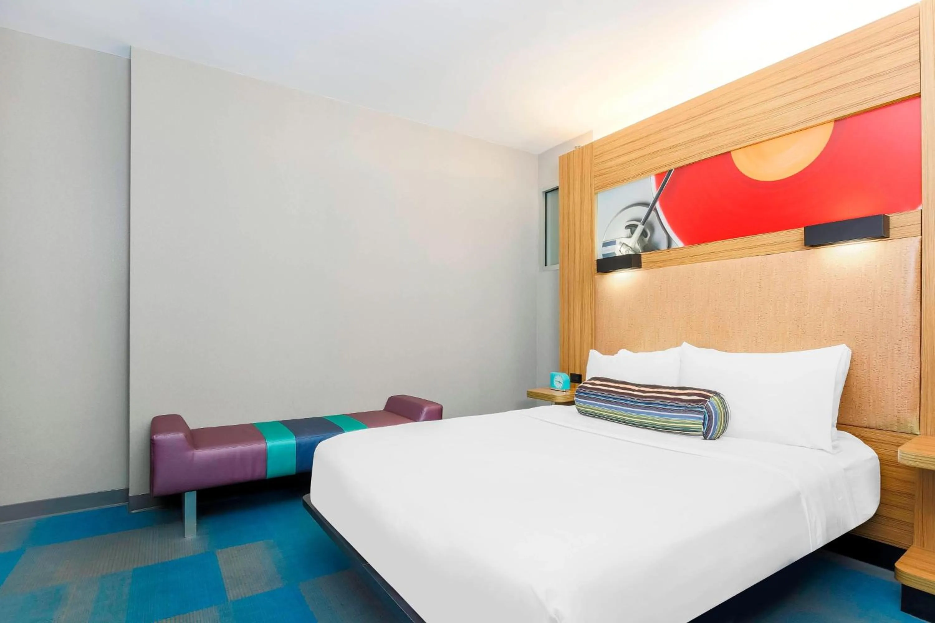 Photo of the whole room, Bed in Aloft Harlem