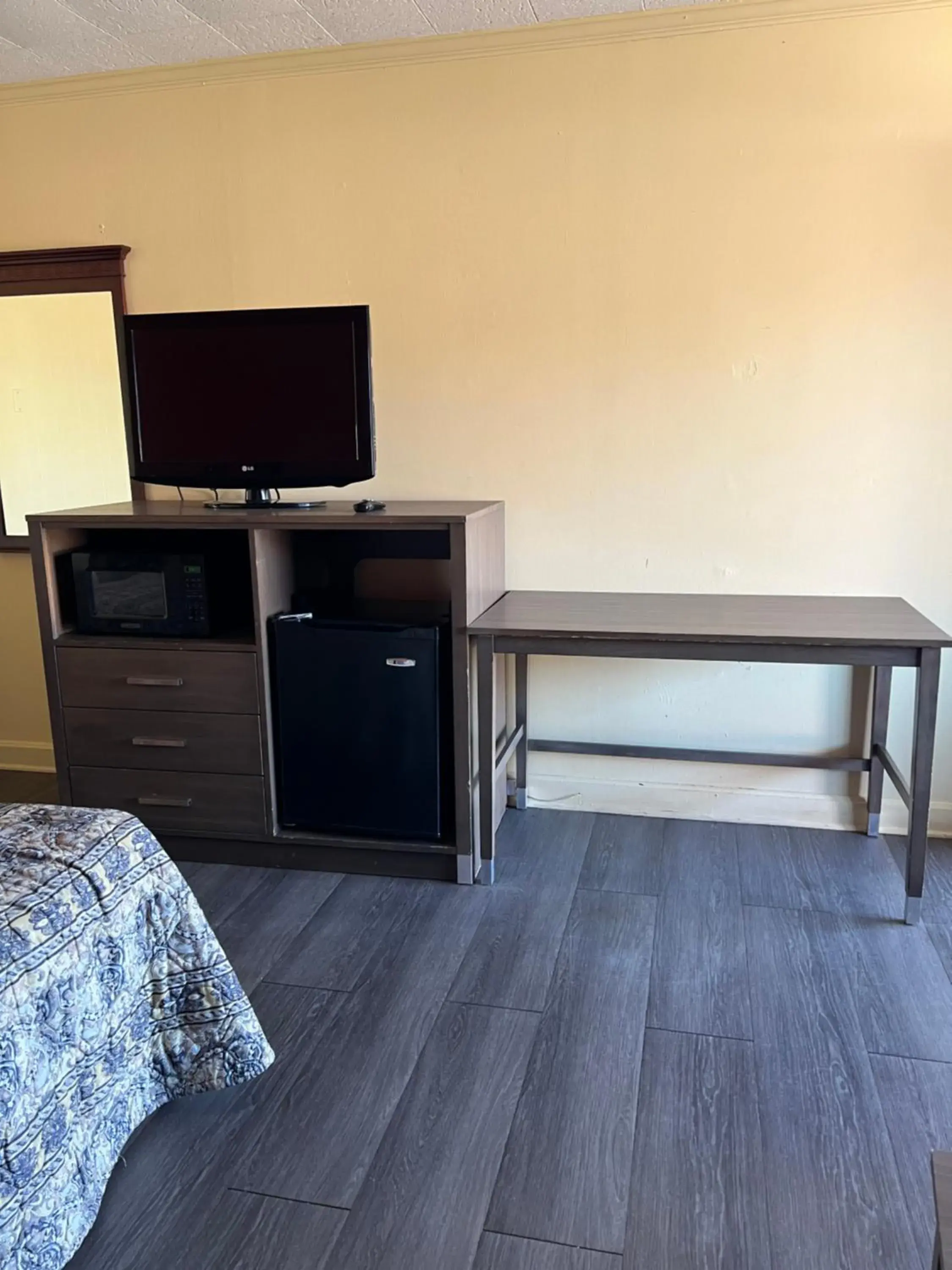 Deluxe King Room in Motel 6 Williamston, NC - Highway 17 Deluxe King Room in Motel 6 Williamston, NC - Highway 17