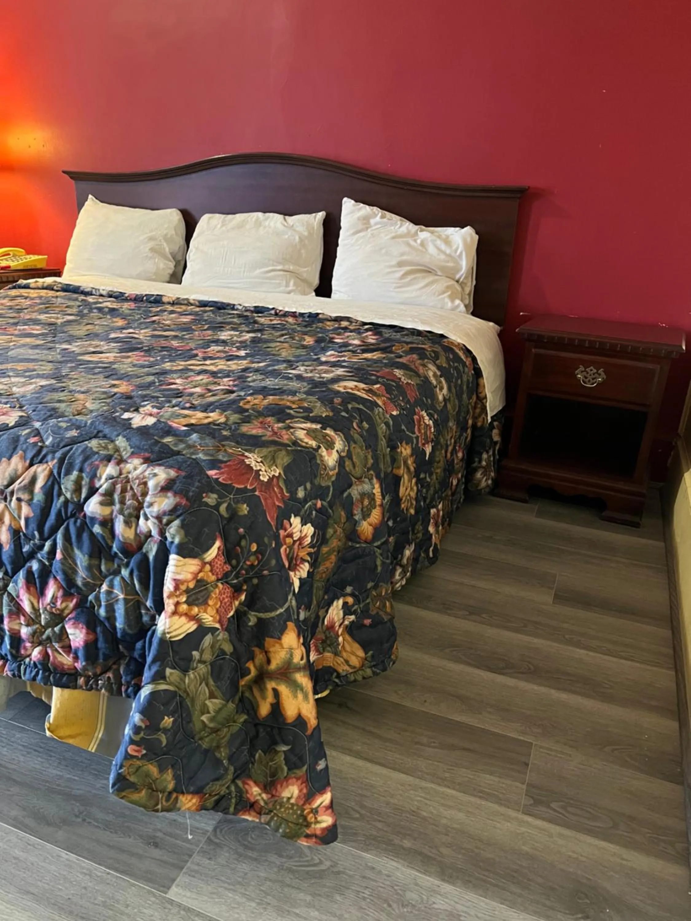 Photo of the whole room in Ross Motel