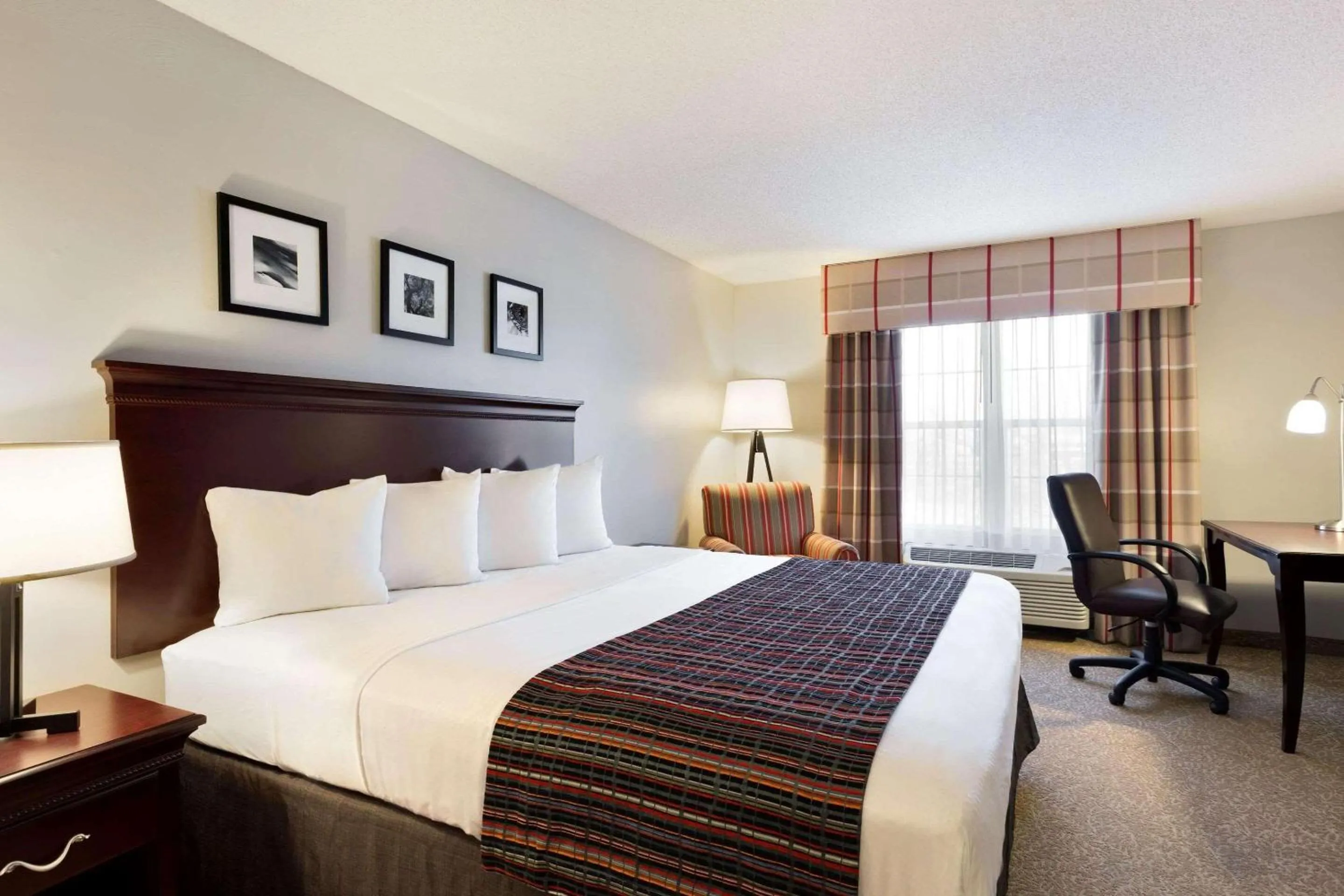 Bedroom, Bed in Country Inn & Suites by Radisson, Kearney, NE