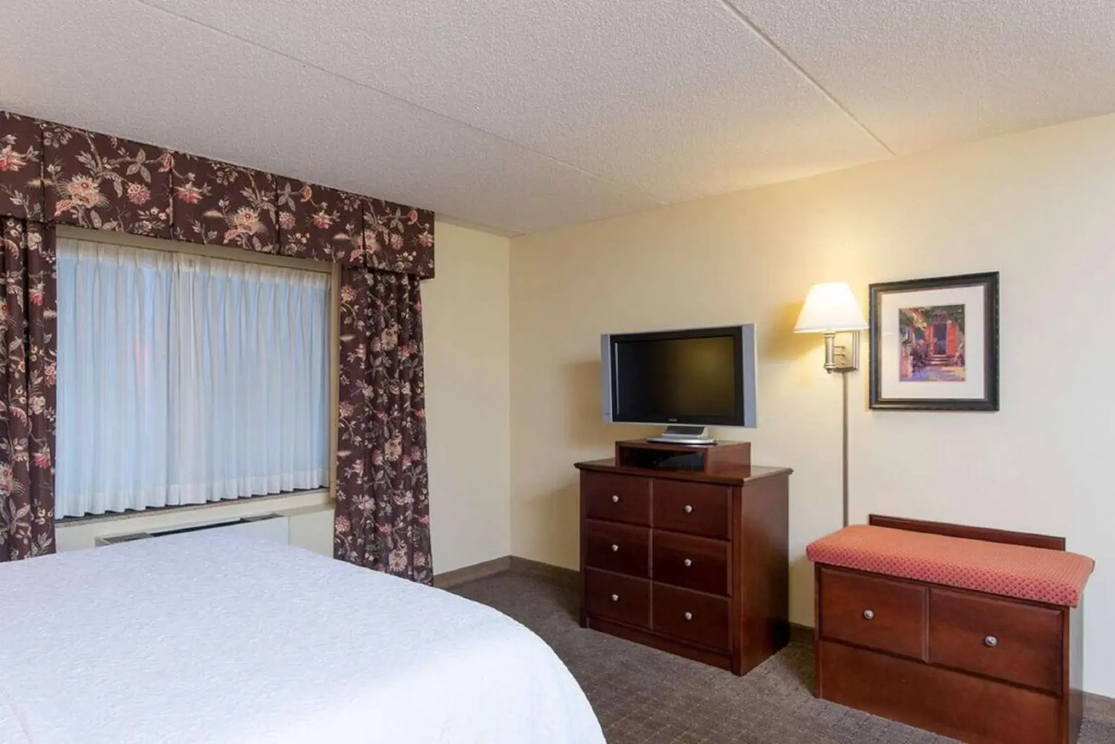 Bed in Hampton Inn Schenectady Downtown Bed in Hampton Inn Schenectady Downtown
