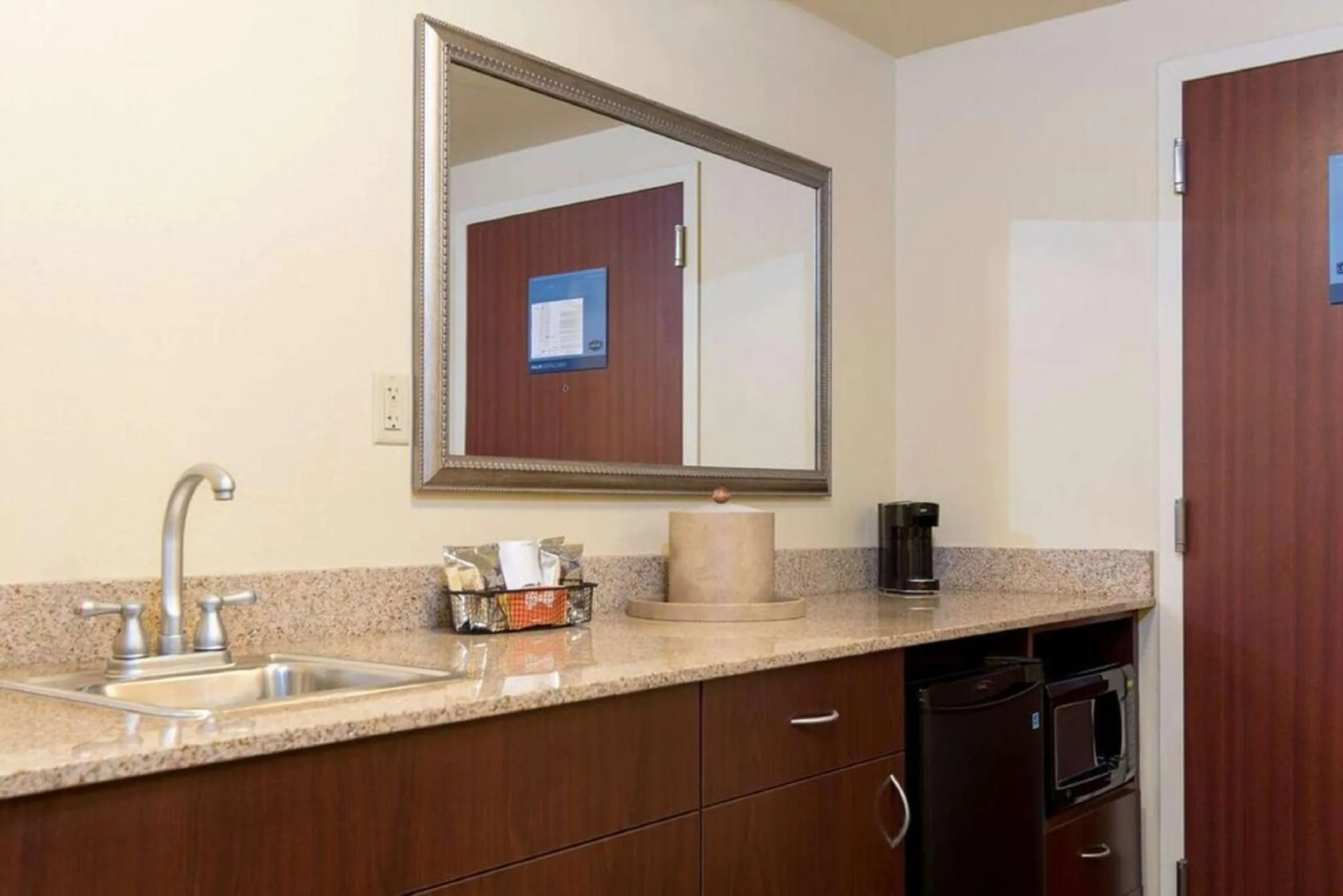 Kitchen or kitchenette in Hampton Inn Schenectady Downtown