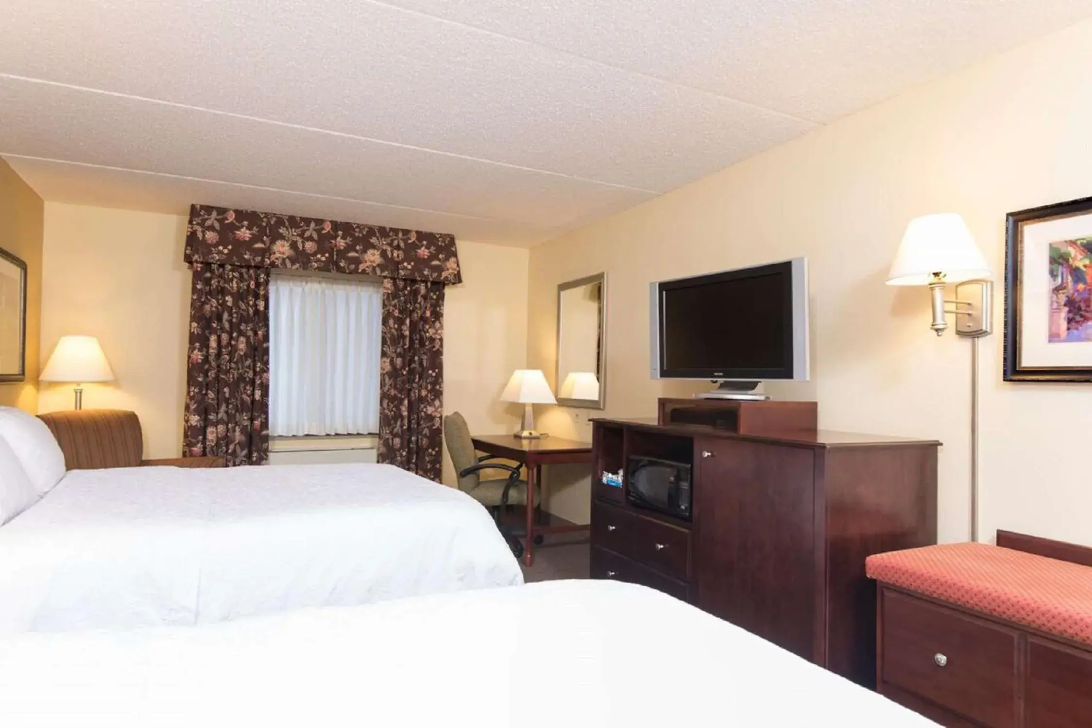 Bed in Hampton Inn Schenectady Downtown Bed in Hampton Inn Schenectady Downtown