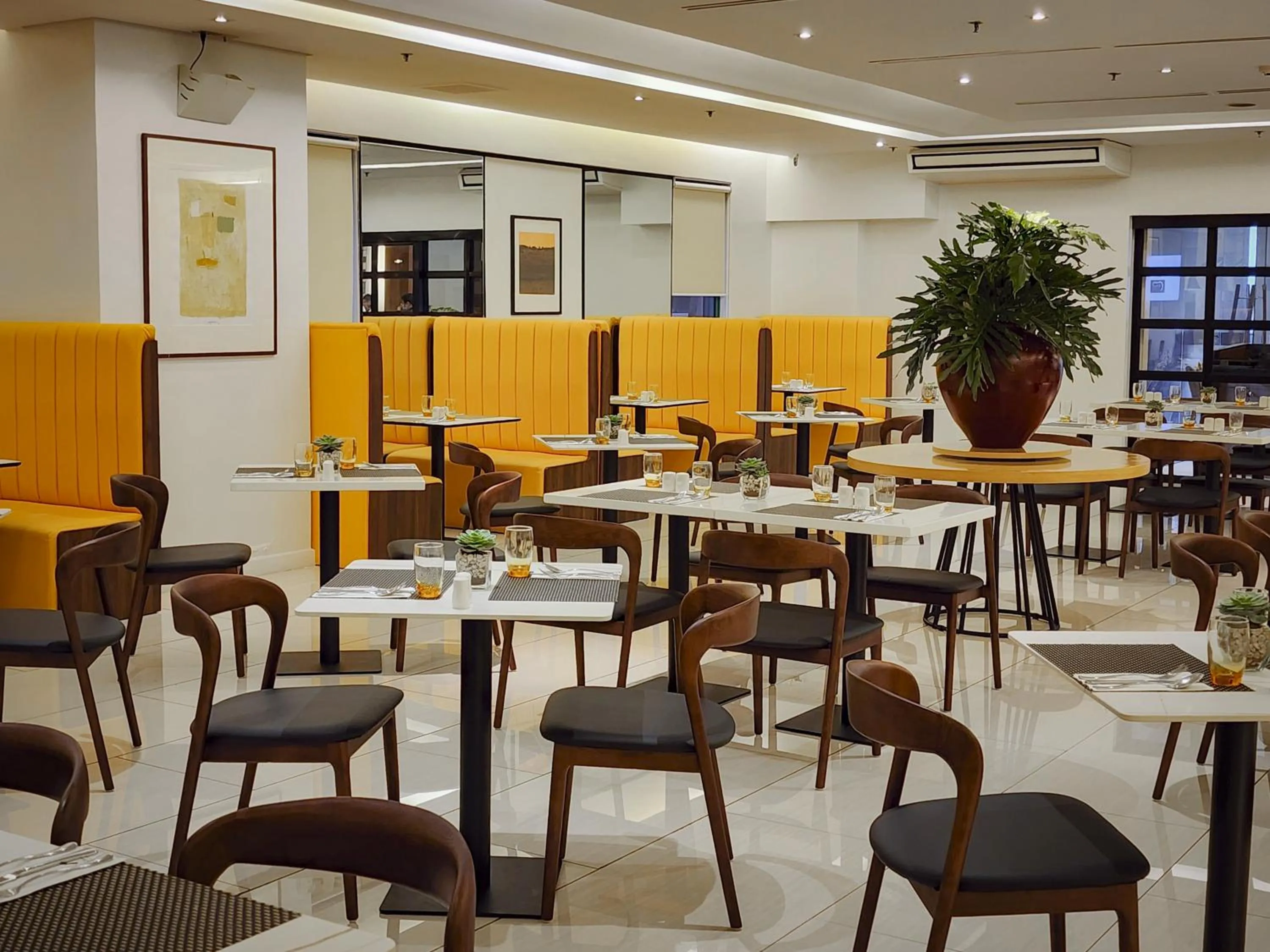 Restaurant/places to eat in Hotel Benilde Maison De La Salle