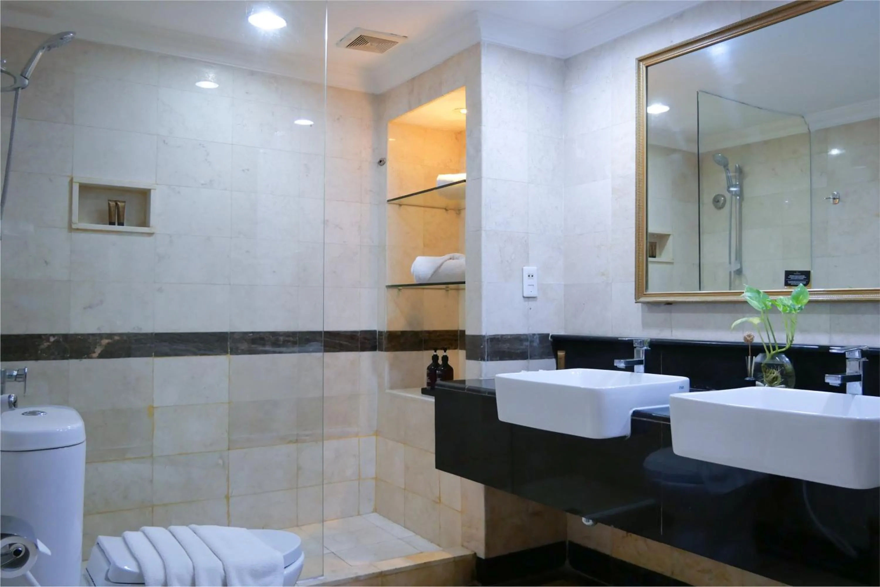 Toilet in Metro Park View Hotel Kota Lama Semarang