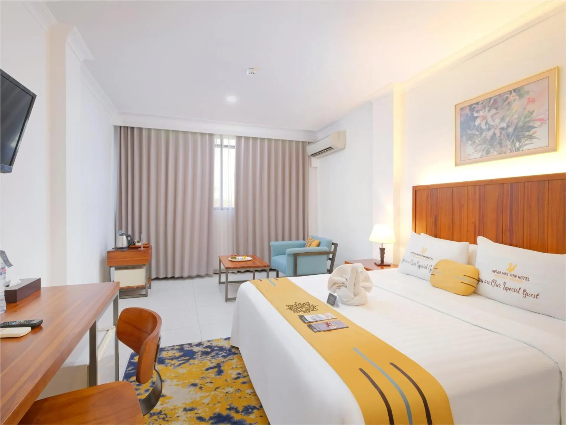 View (from property/room), Bed in Metro Park View Hotel Kota Lama Semarang