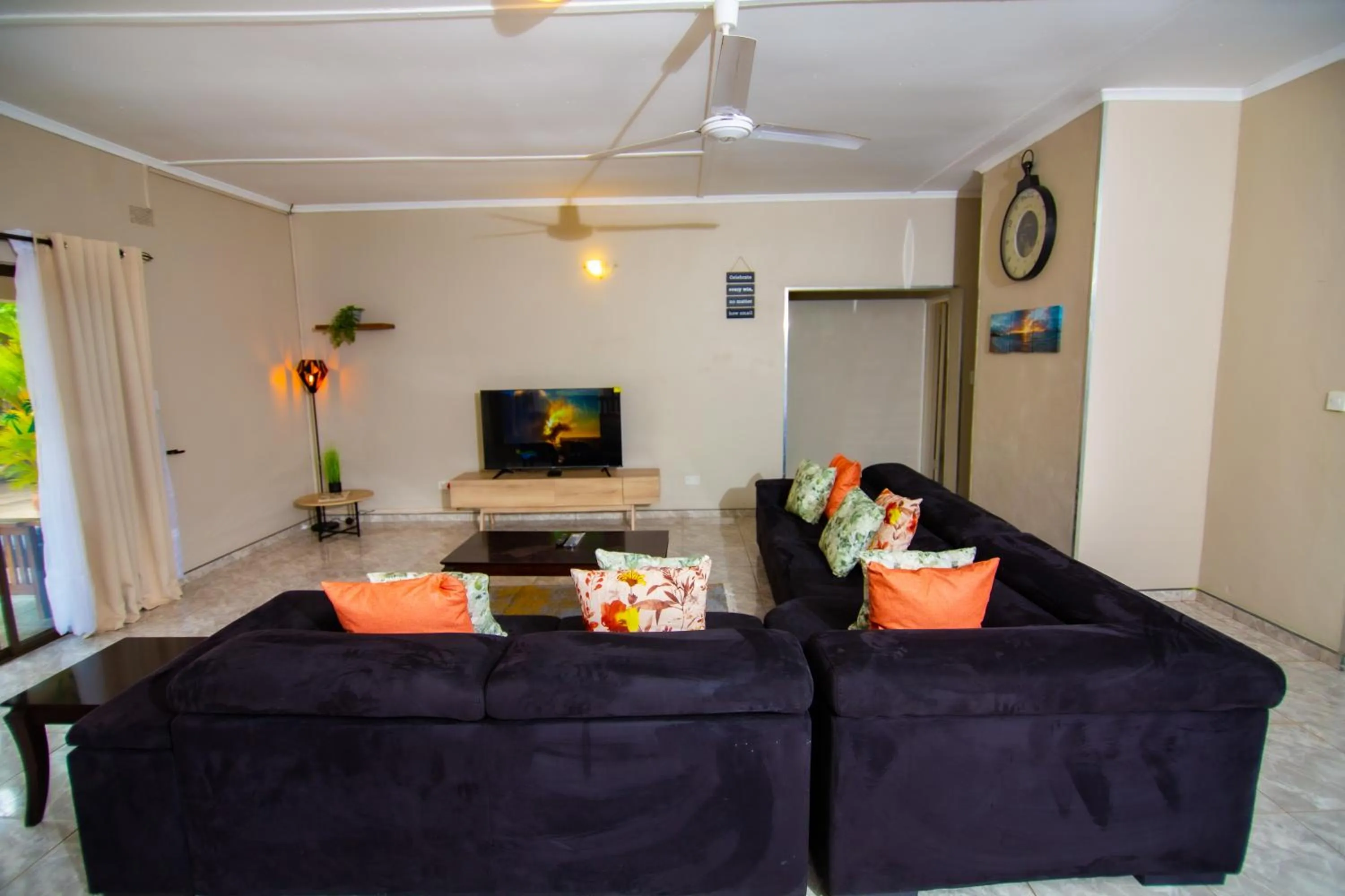 TV and multimedia in Dzimbahwe Guest Lodge