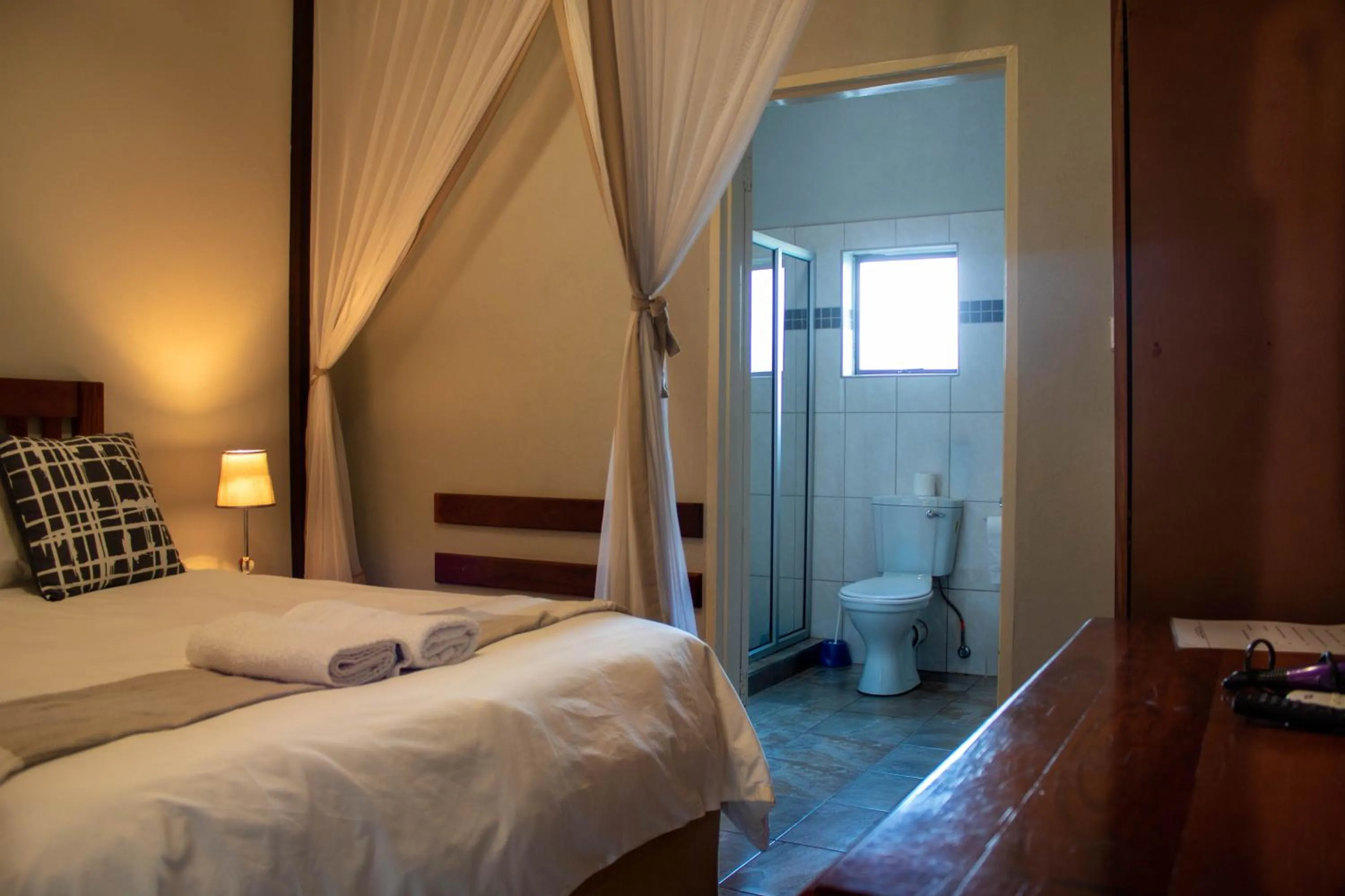 Shower, Bed in Dzimbahwe Guest Lodge