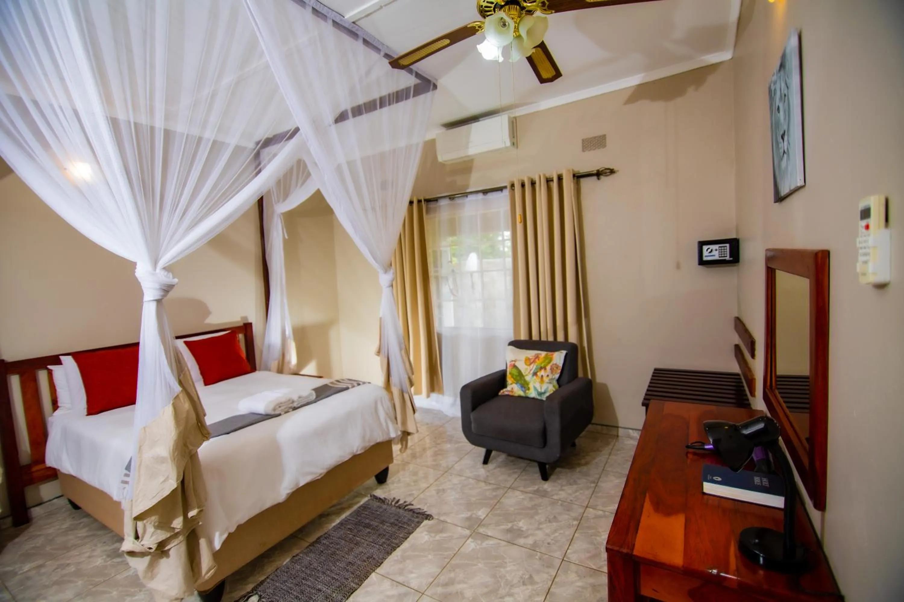 Bedroom, Bed in Dzimbahwe Guest Lodge