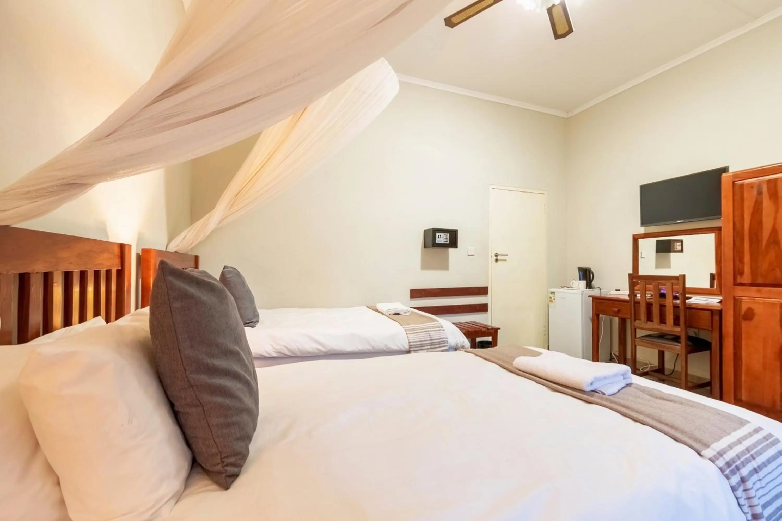 TV and multimedia, Bed in Dzimbahwe Guest Lodge