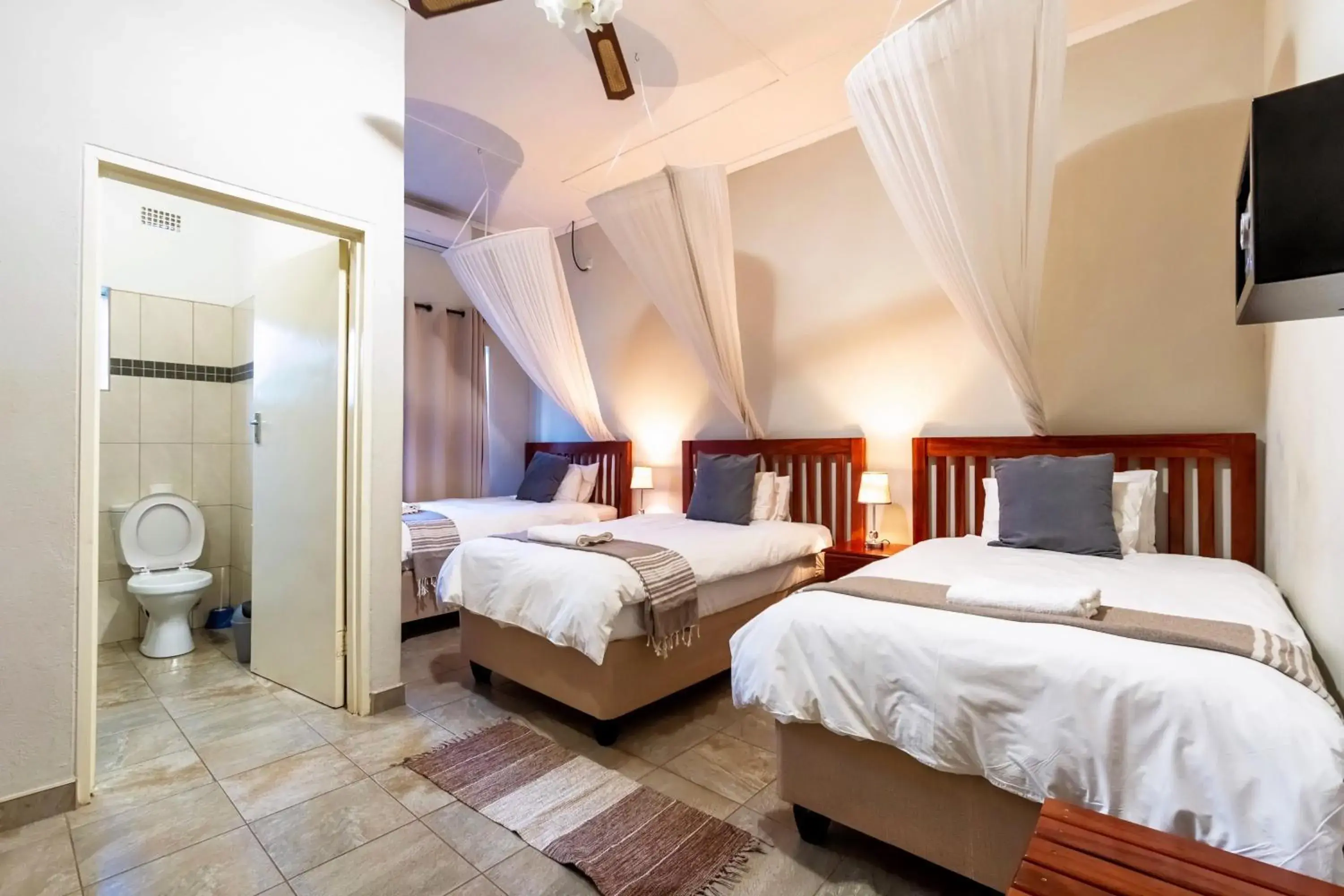 Triple Room with Private Bathroom in Dzimbahwe Guest Lodge Triple Room with Private Bathroom in Dzimbahwe Guest Lodge