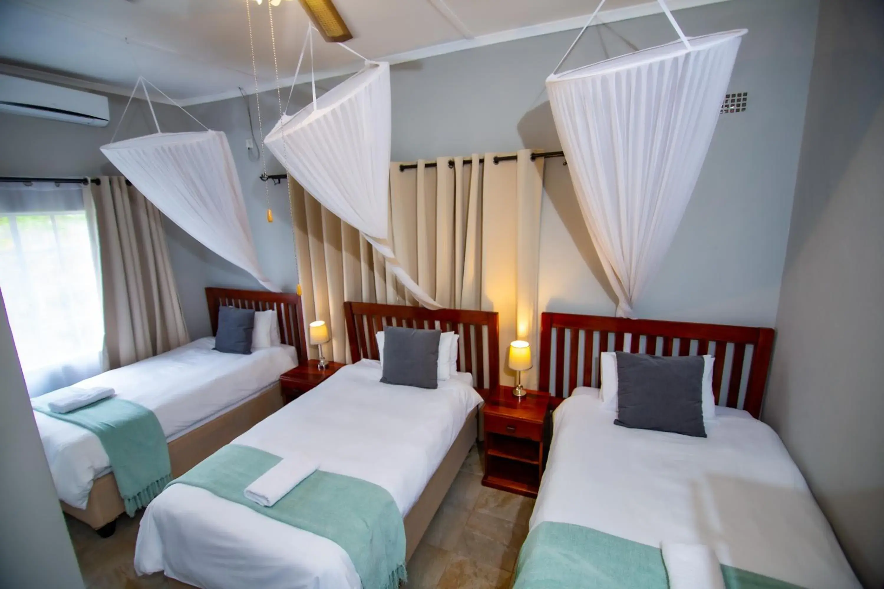 Triple Room with Private Bathroom in Dzimbahwe Guest Lodge Triple Room with Private Bathroom in Dzimbahwe Guest Lodge