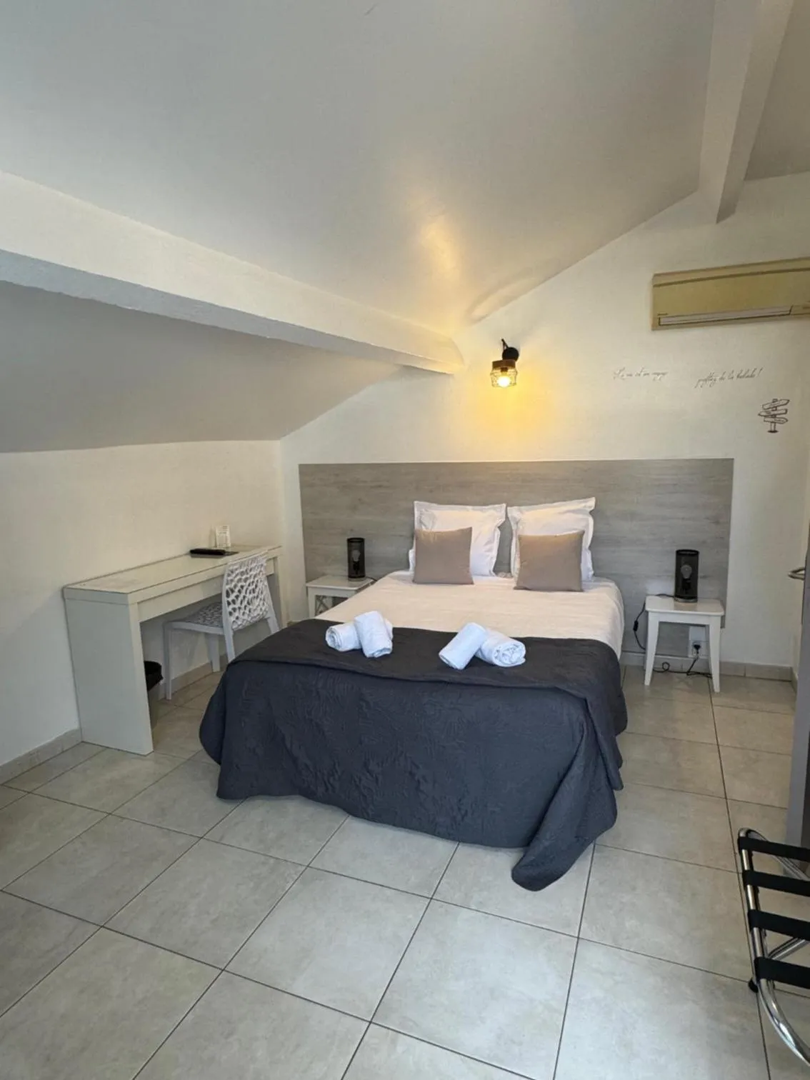 Bedroom, Bed in Hôtel Le Médiéval - Parking inclus & accueil vélo