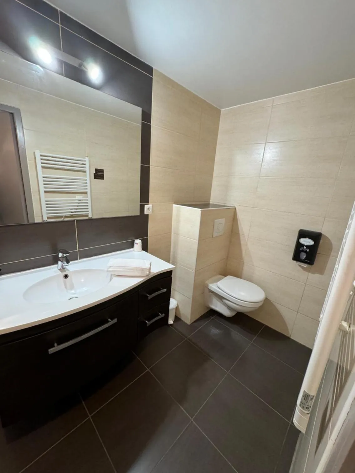 Shower in Hôtel Le Médiéval - Parking inclus & accueil vélo