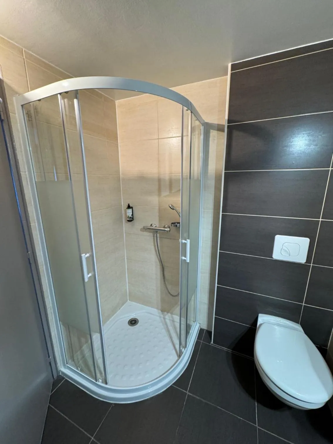 Shower in Hôtel Le Médiéval - Parking inclus & accueil vélo