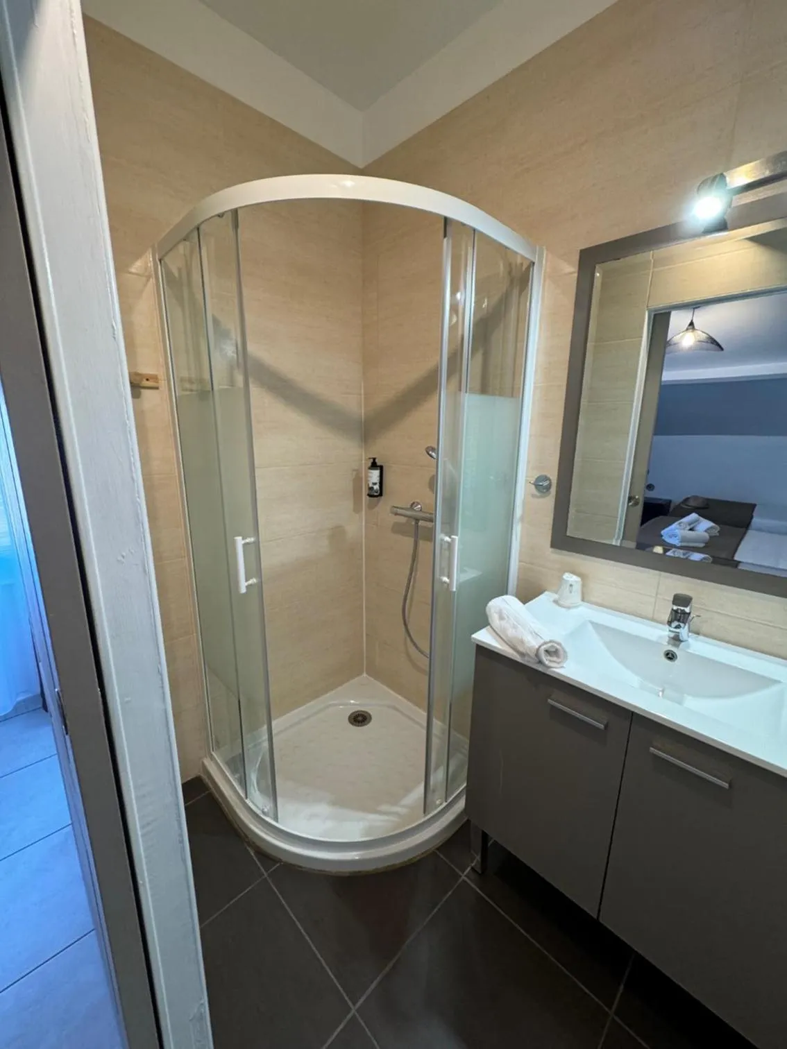 Shower in Hôtel Le Médiéval - Parking inclus & accueil vélo