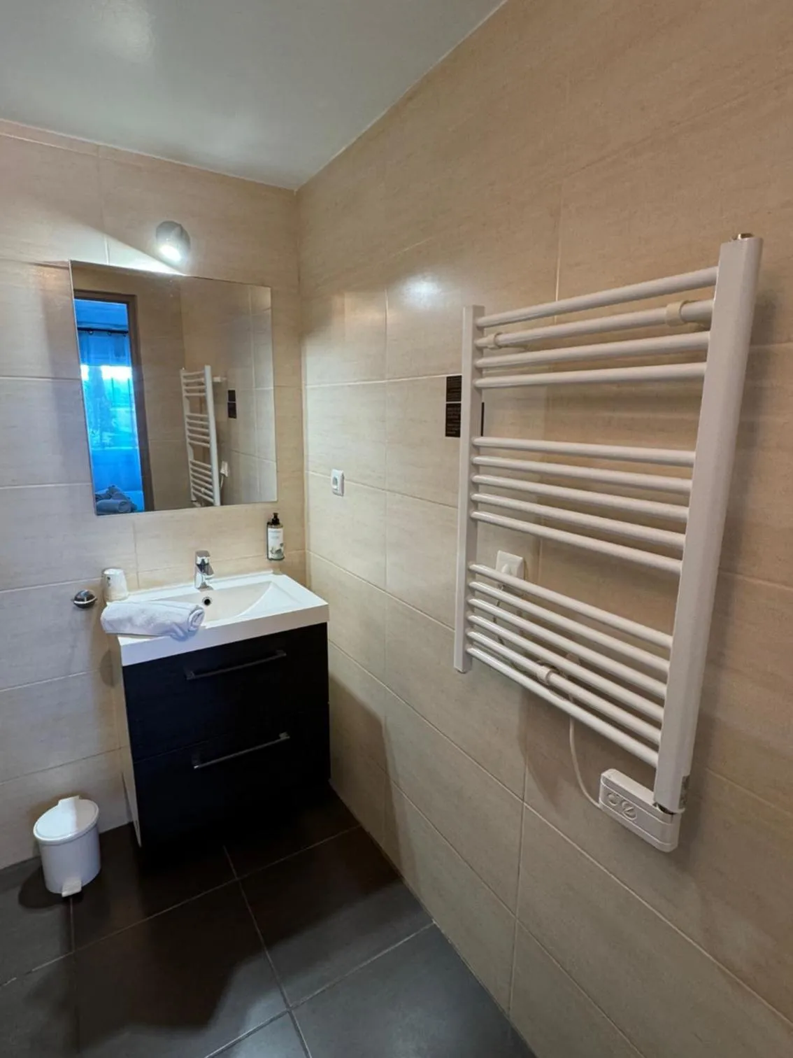 Bathroom in Hôtel Le Médiéval - Parking inclus & accueil vélo