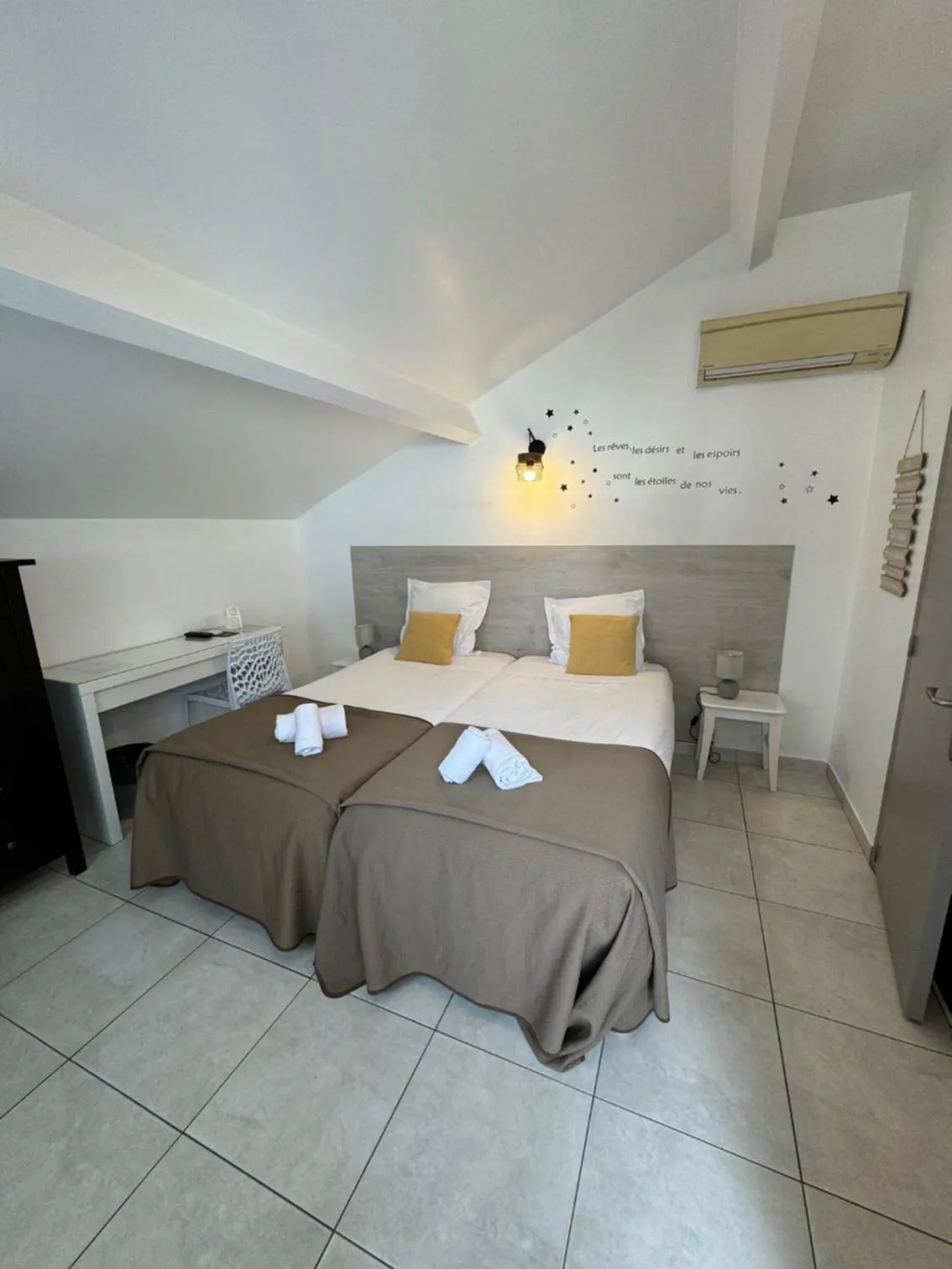 Bedroom, Bed in Hôtel Le Médiéval - Parking inclus & accueil vélo