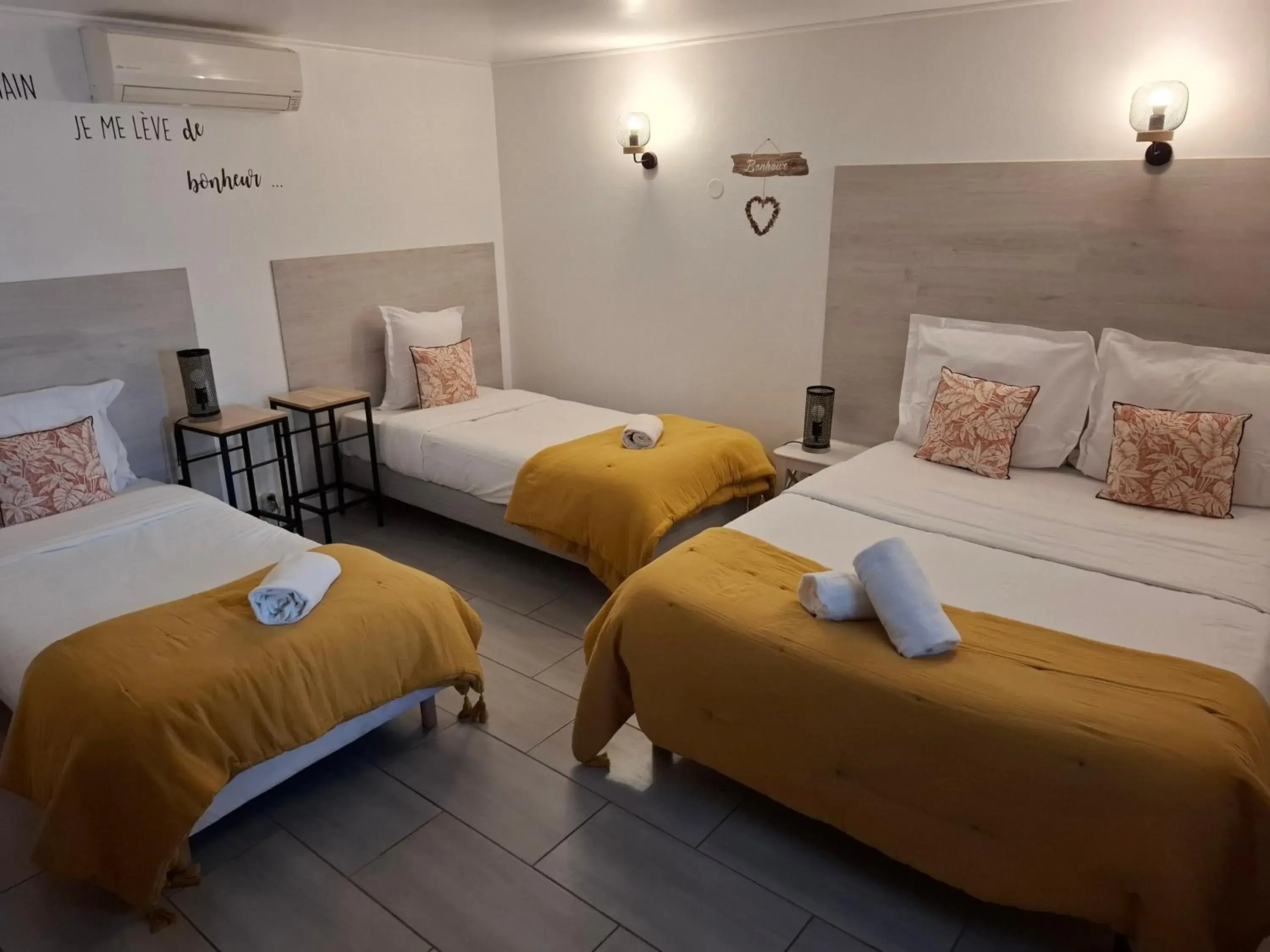 Quadruple Room in Hôtel Le Médiéval - Parking inclus & accueil vélo Quadruple Room in Hôtel Le Médiéval - Parking inclus & accueil vélo