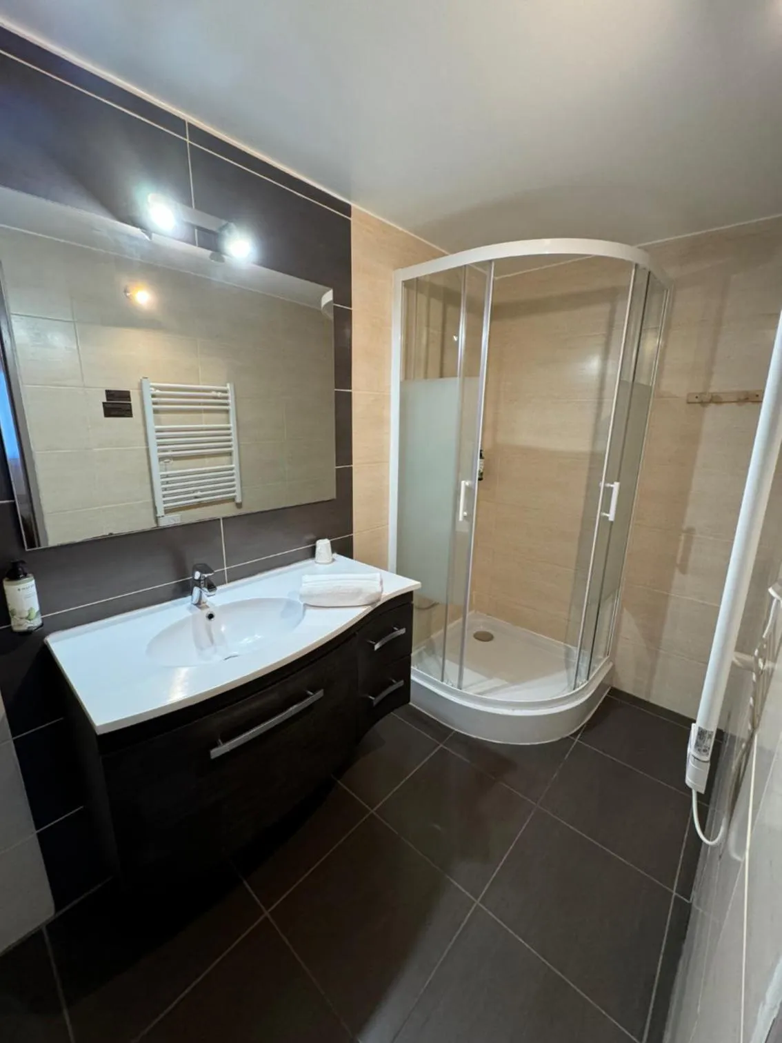 Shower in Hôtel Le Médiéval - Parking inclus & accueil vélo