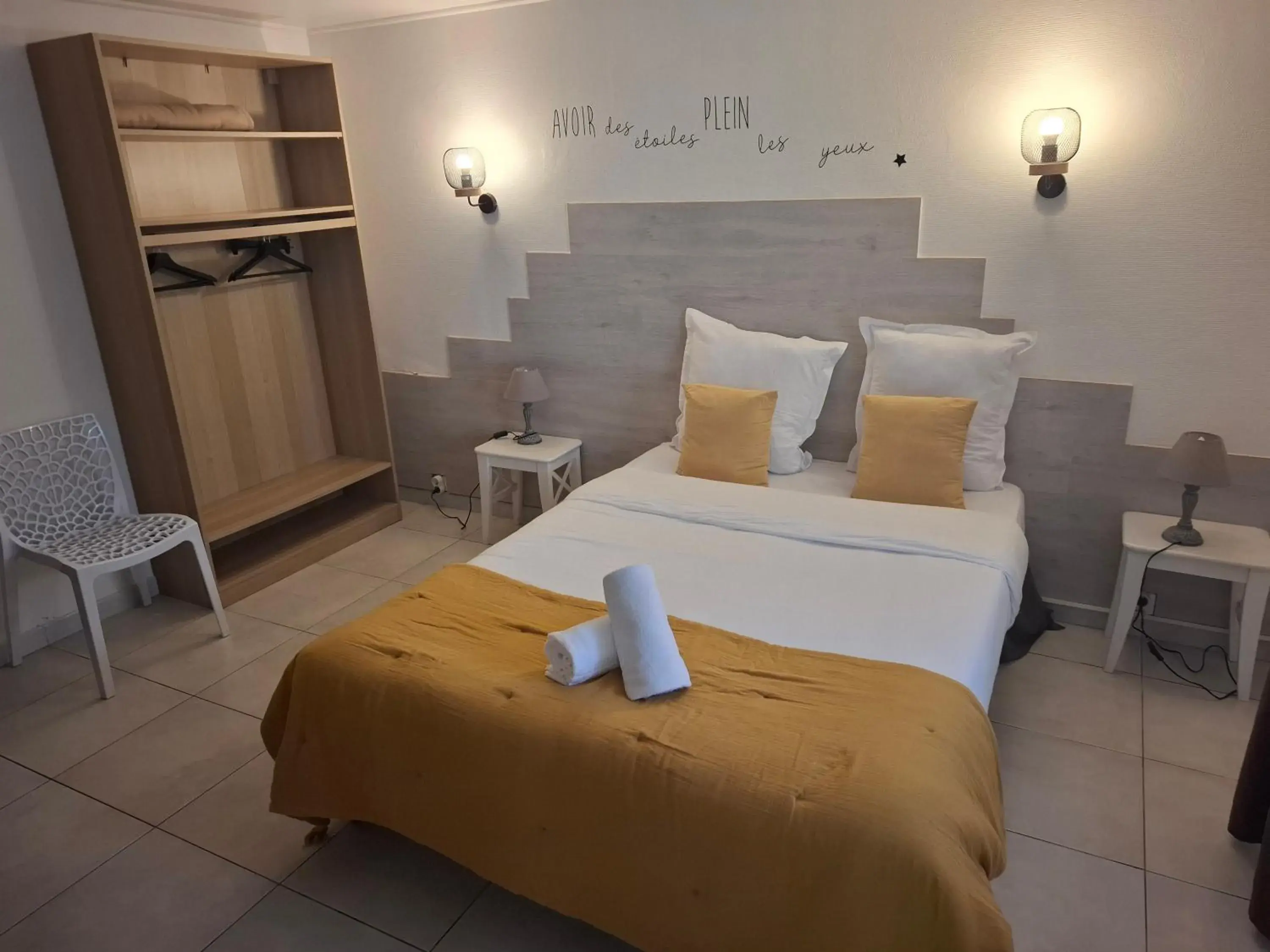 Double Room - Disability Access in Hôtel Le Médiéval- Parking inclus Double Room - Disability Access in Hôtel Le Médiéval- Parking inclus