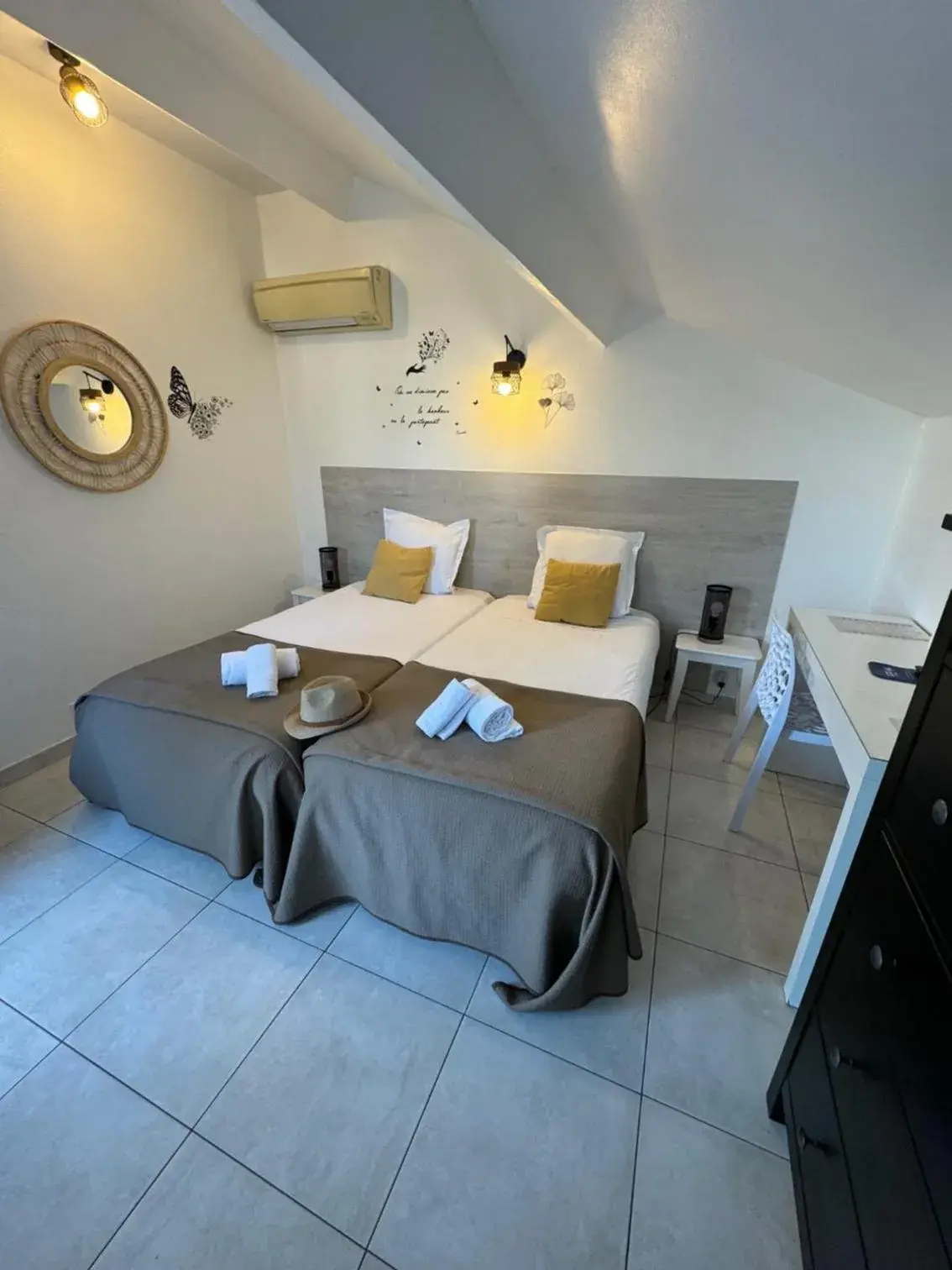 Twin Room in Hôtel Le Médiéval - Parking inclus & accueil vélo Twin Room in Hôtel Le Médiéval - Parking inclus & accueil vélo