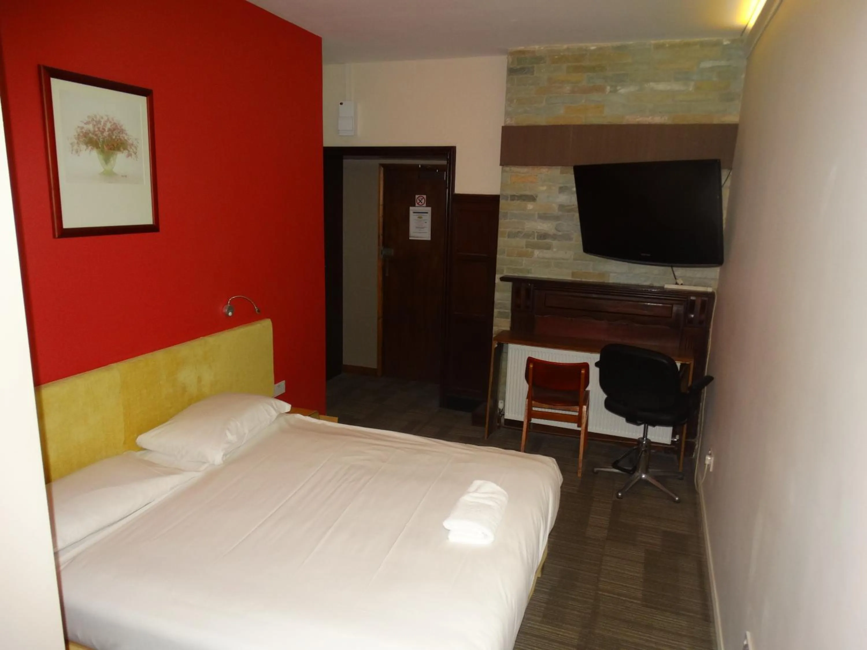 Bed in The Bull and Bush Hotel Kingston