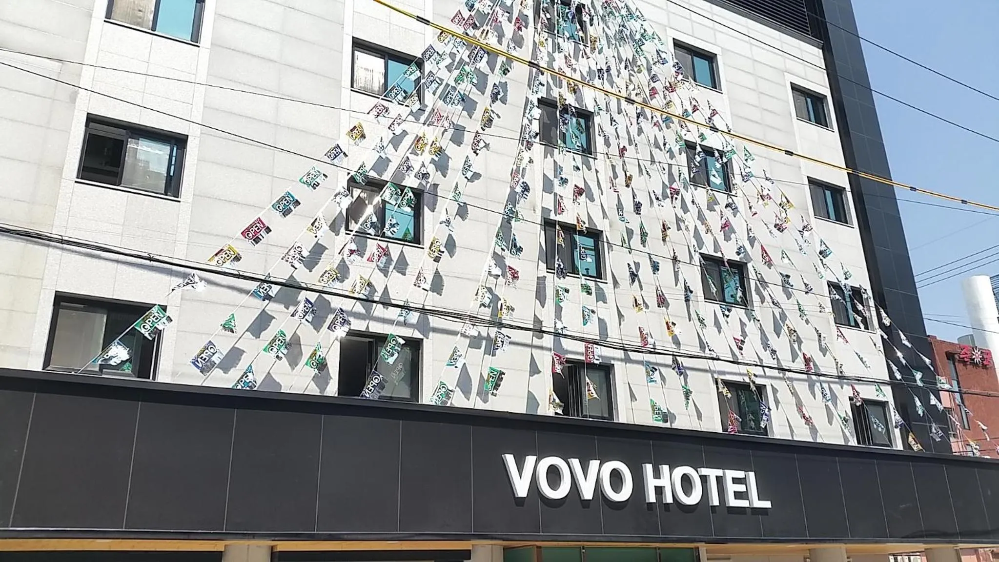 Facade/entrance in Vovo Hotel