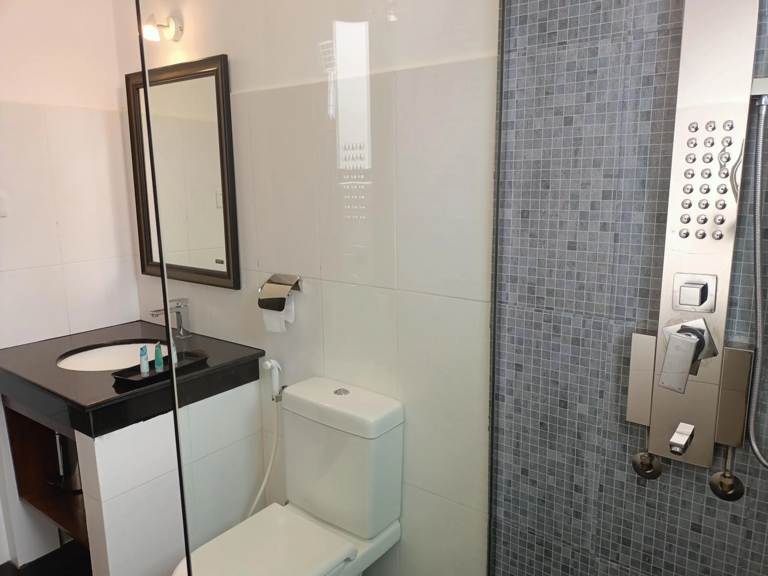 Shower in Idyllic Vista