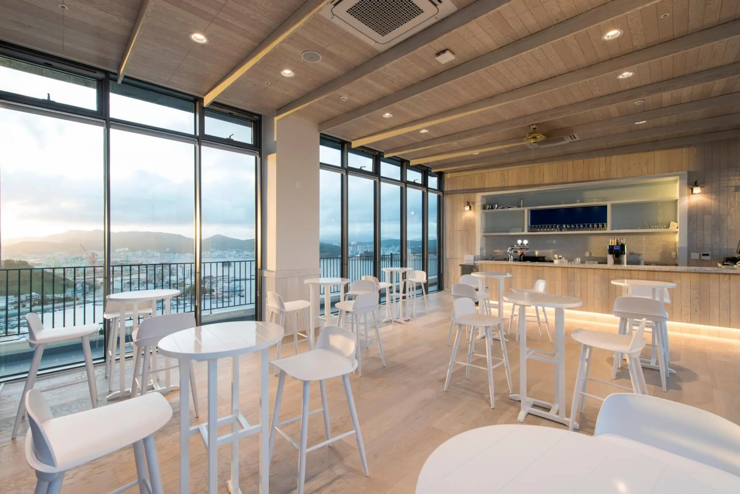 Lounge or bar in Stanford Hotel&Resort Tongyeong Lounge or bar in Stanford Hotel&Resort Tongyeong