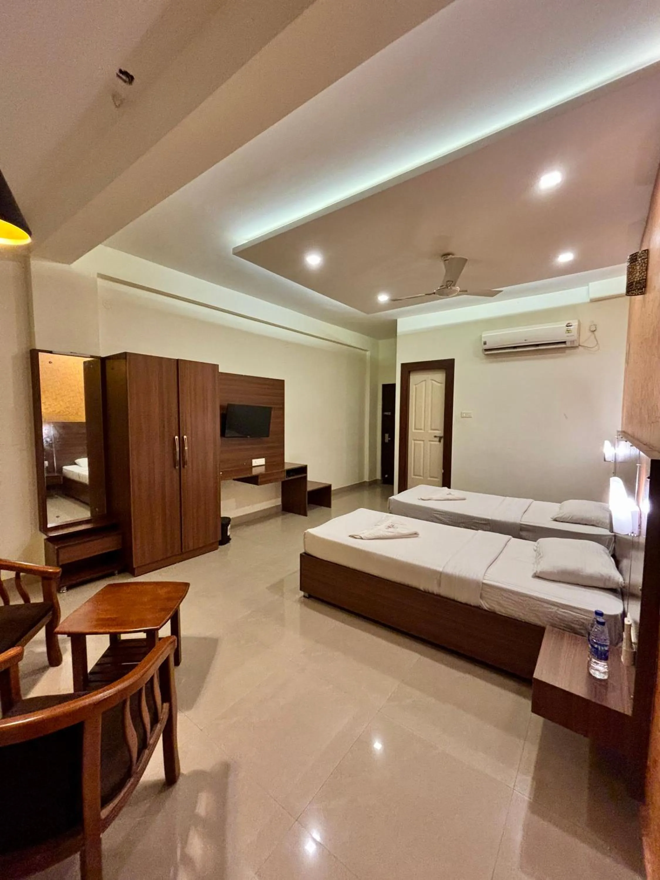 Bed in Hotel Citywalk Residency