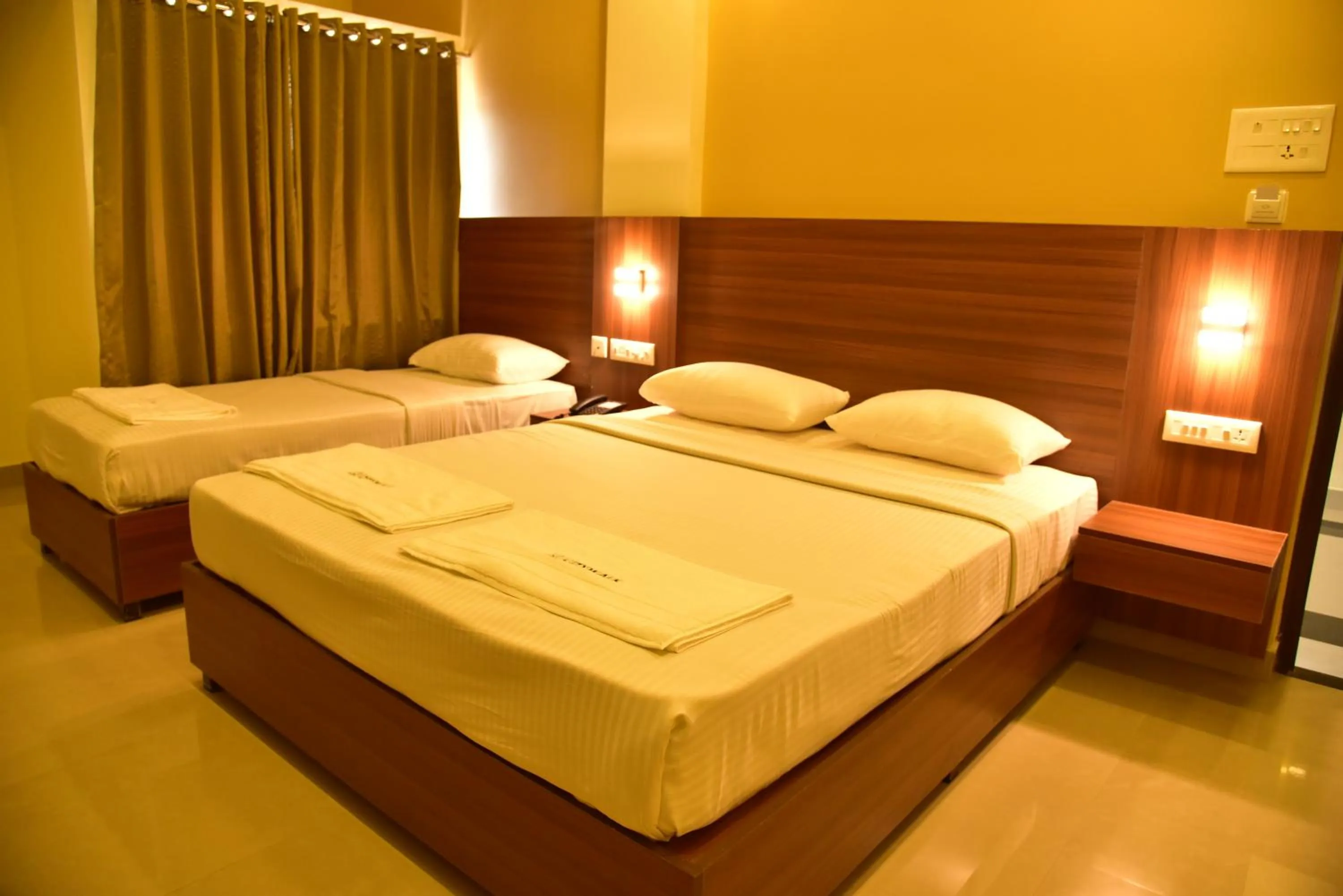 Bed in Hotel Citywalk Residency