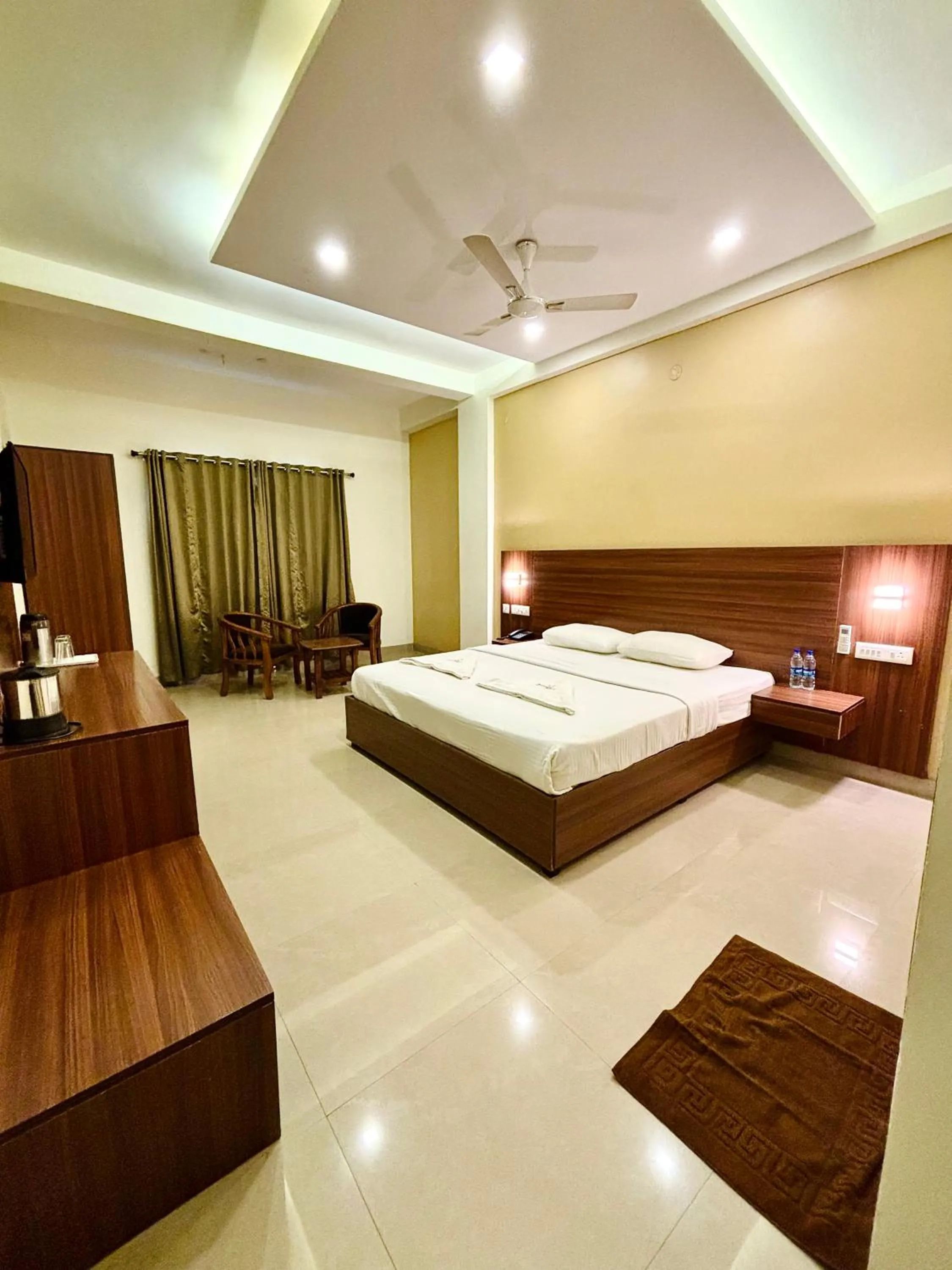 Bed in Hotel Citywalk Residency