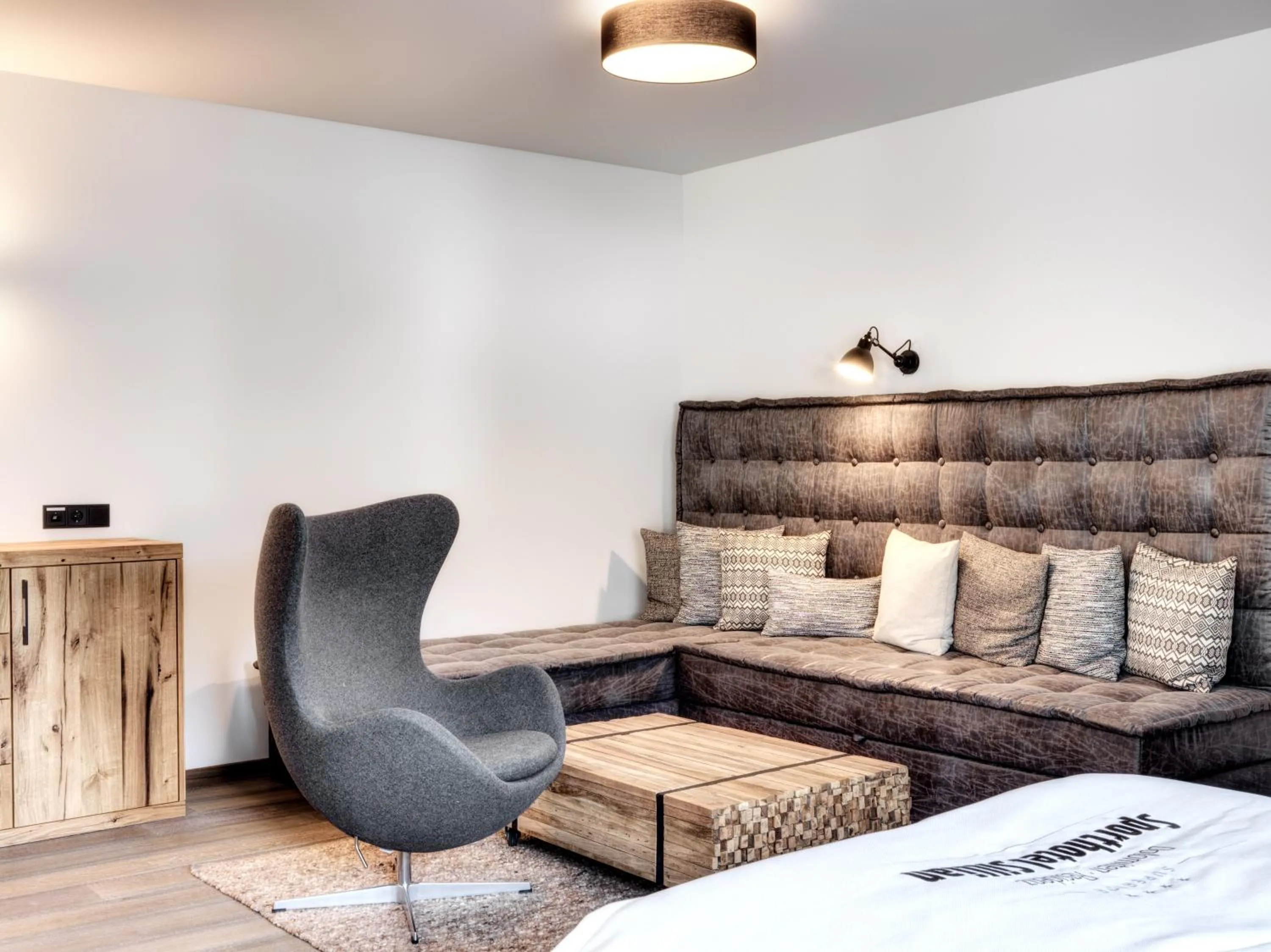 Living room, Bed in Dolomiten Residenz - Sporthotel Sillian